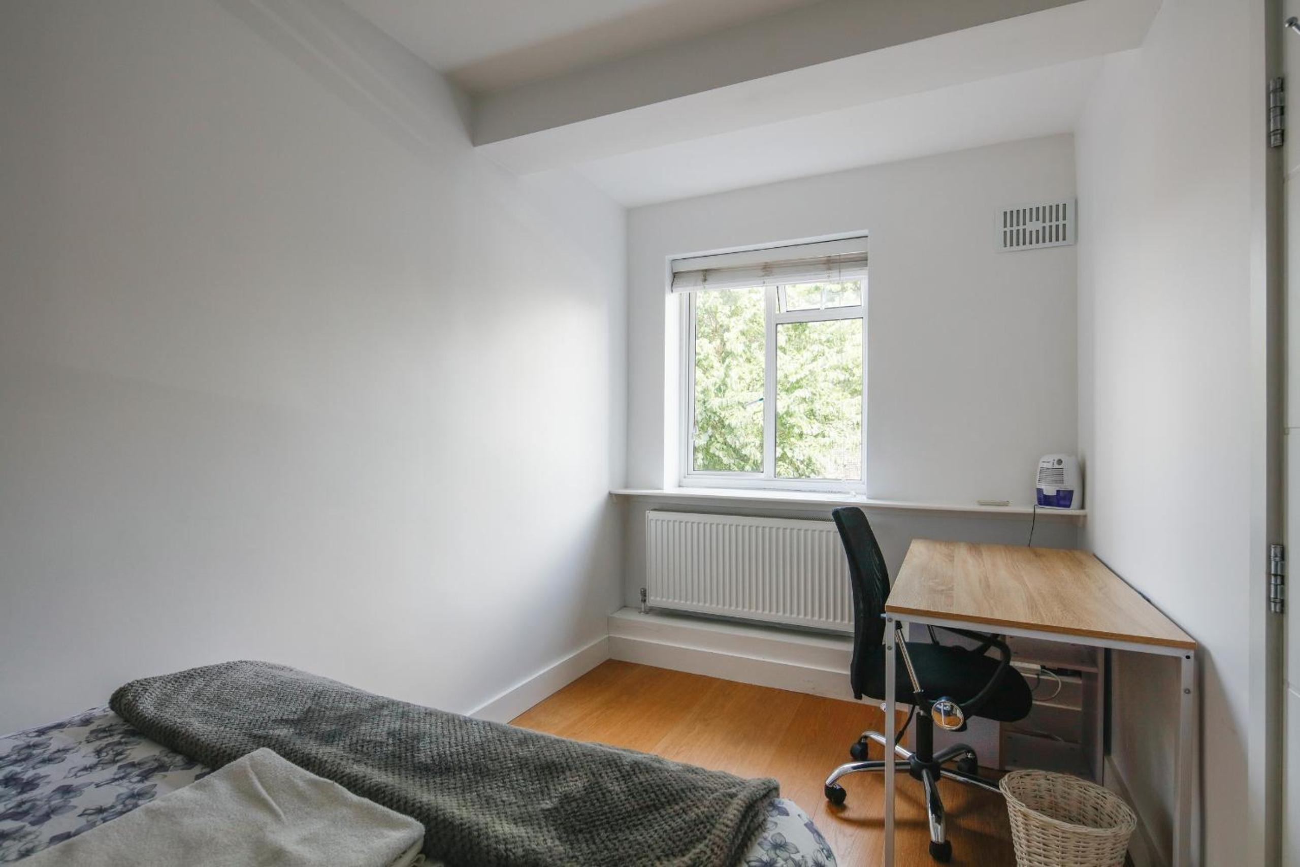 Bright & welcoming garden flat sleeps 6 in style
