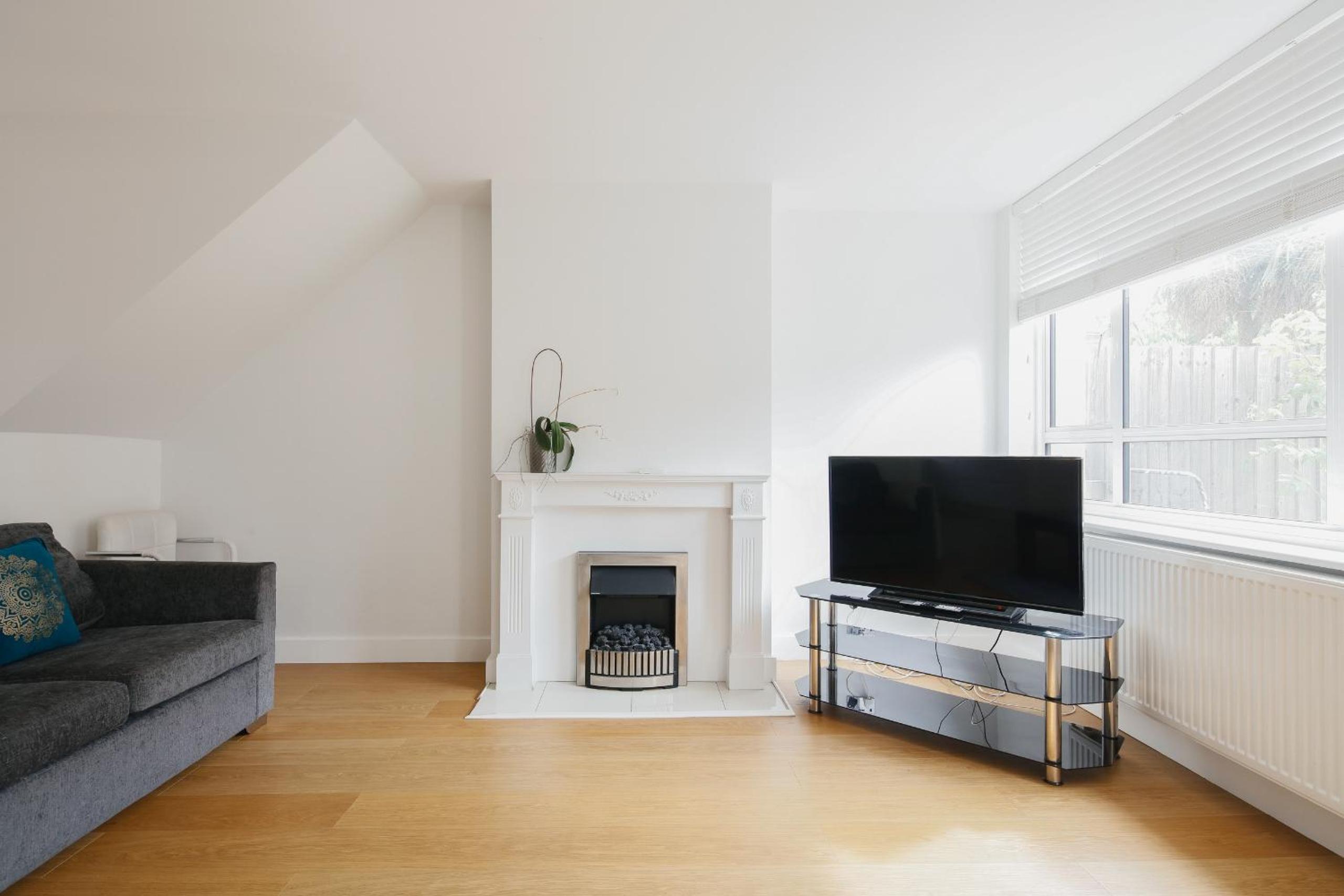 Bright & welcoming garden flat sleeps 6 in style