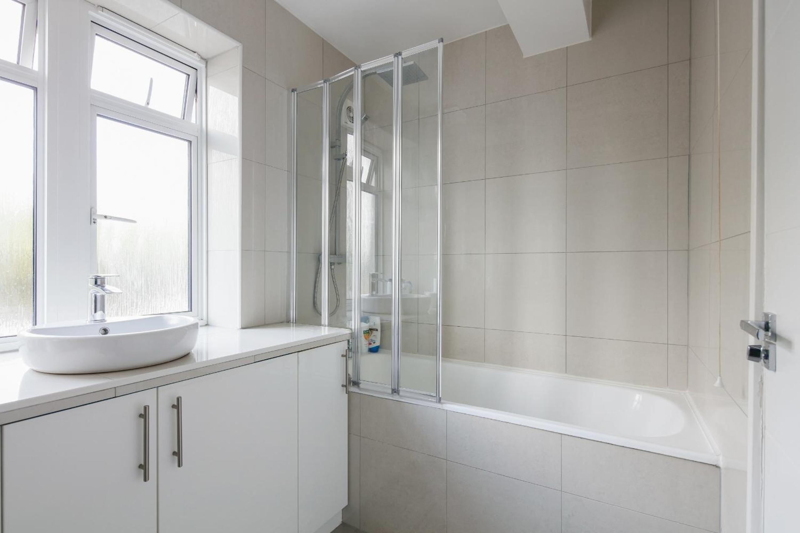 Bright & welcoming garden flat sleeps 6 in style