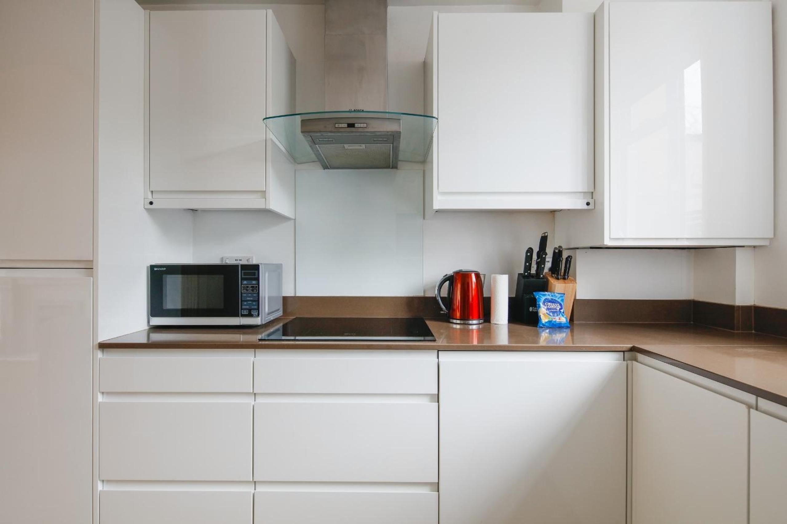 Bright & welcoming garden flat sleeps 6 in style