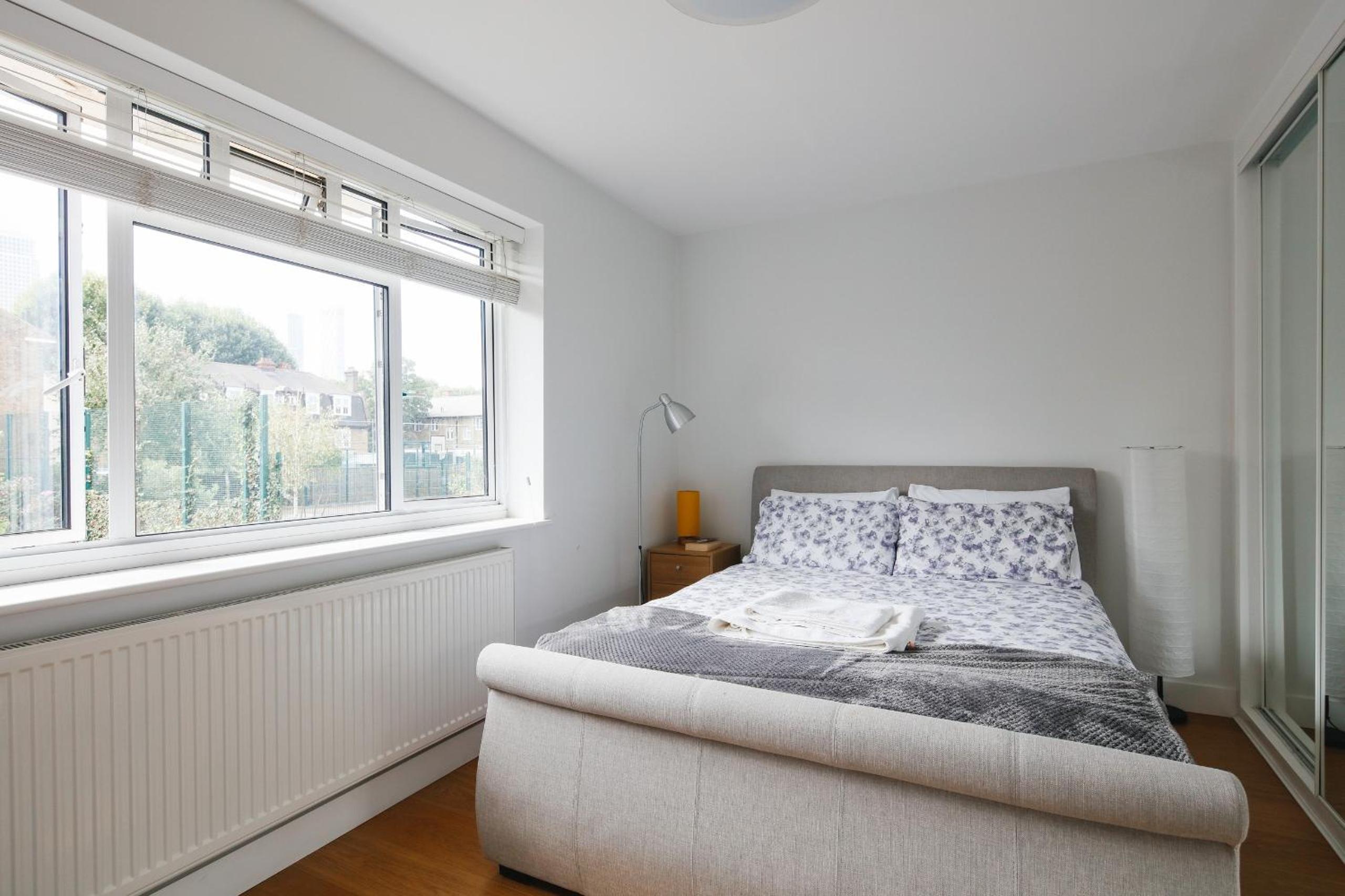 Bright & welcoming garden flat sleeps 6 in style