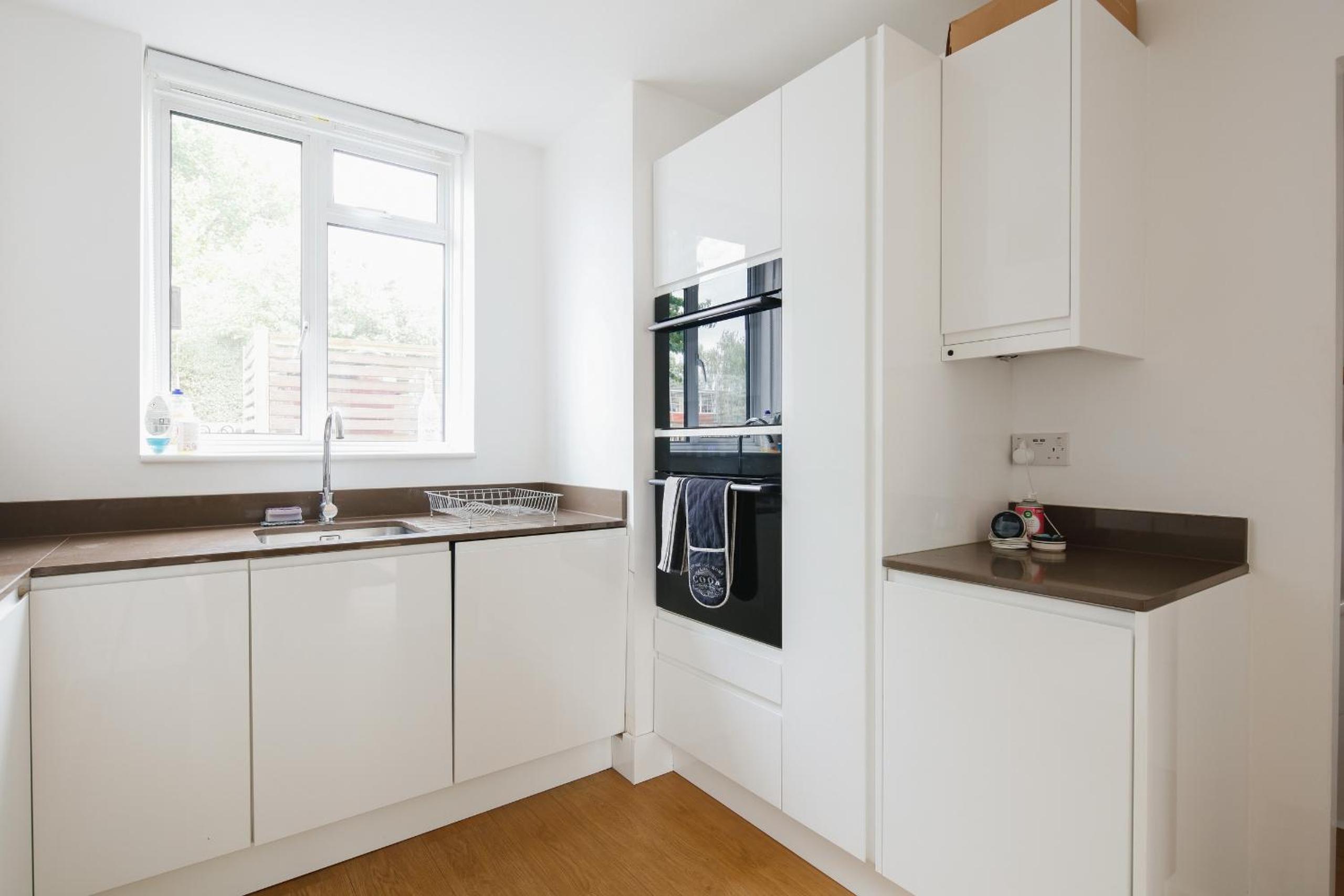 Bright & welcoming garden flat sleeps 6 in style
