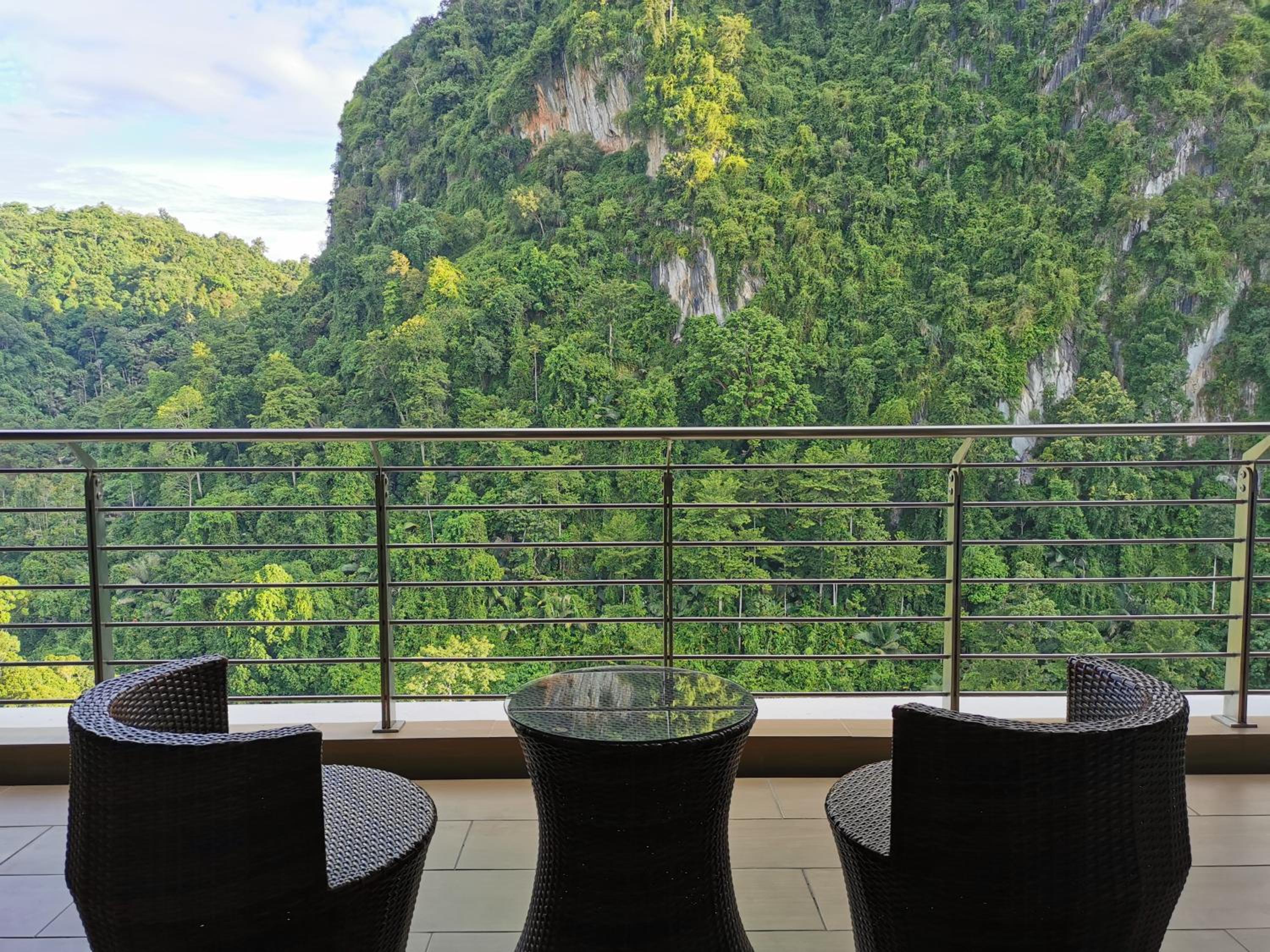 Hotel Ipoh The Heaven Central Lakeview Suite 3rooms 3-8pax - Image 1