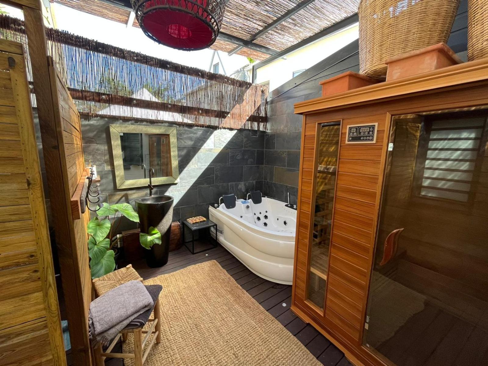 Villa latrille - piscine - sauna - jacuzzi view 4