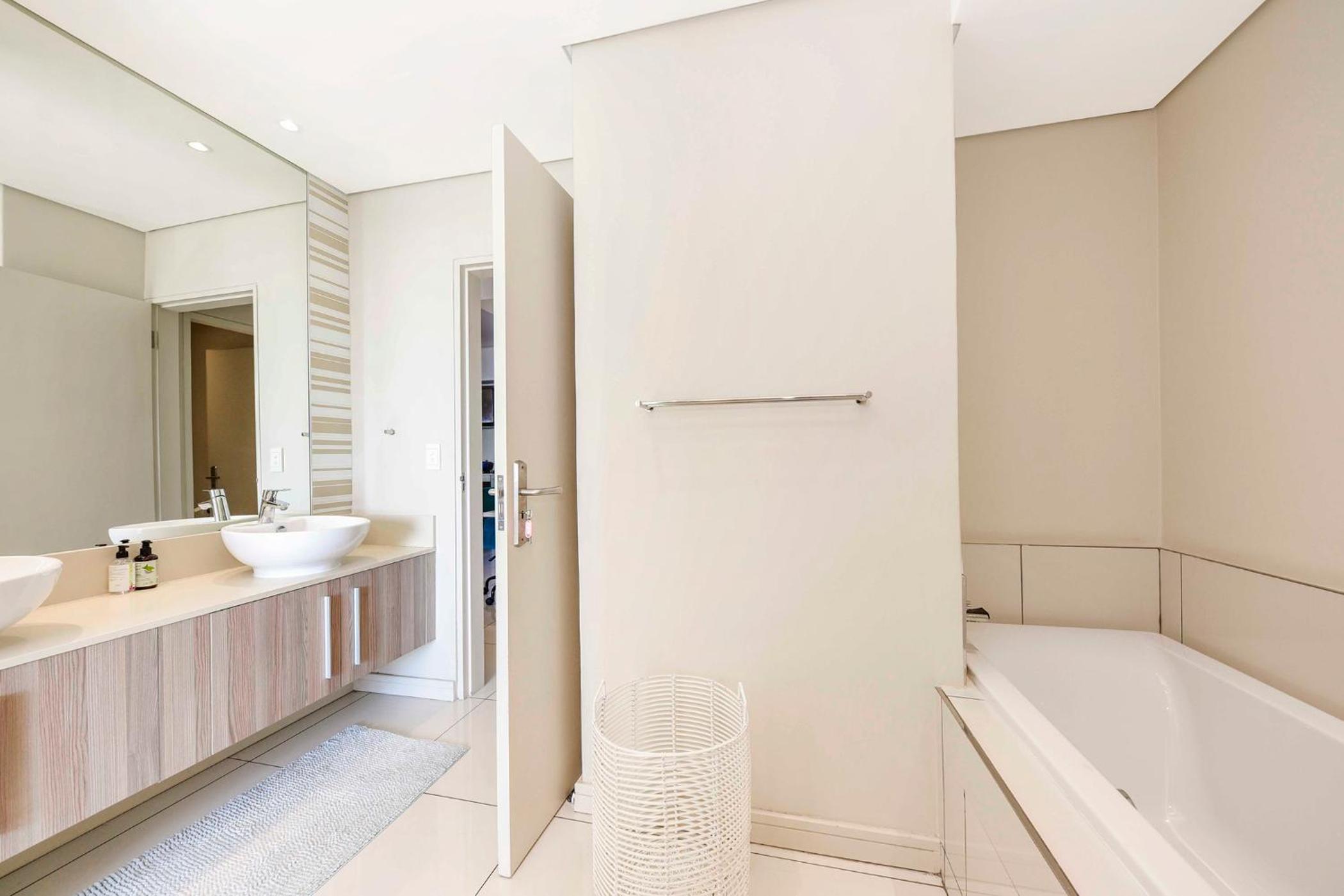 Tyrwhitt Luxury Apartment in Rosebank