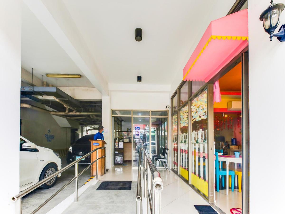 OYO 893 Dian Suites Makati
