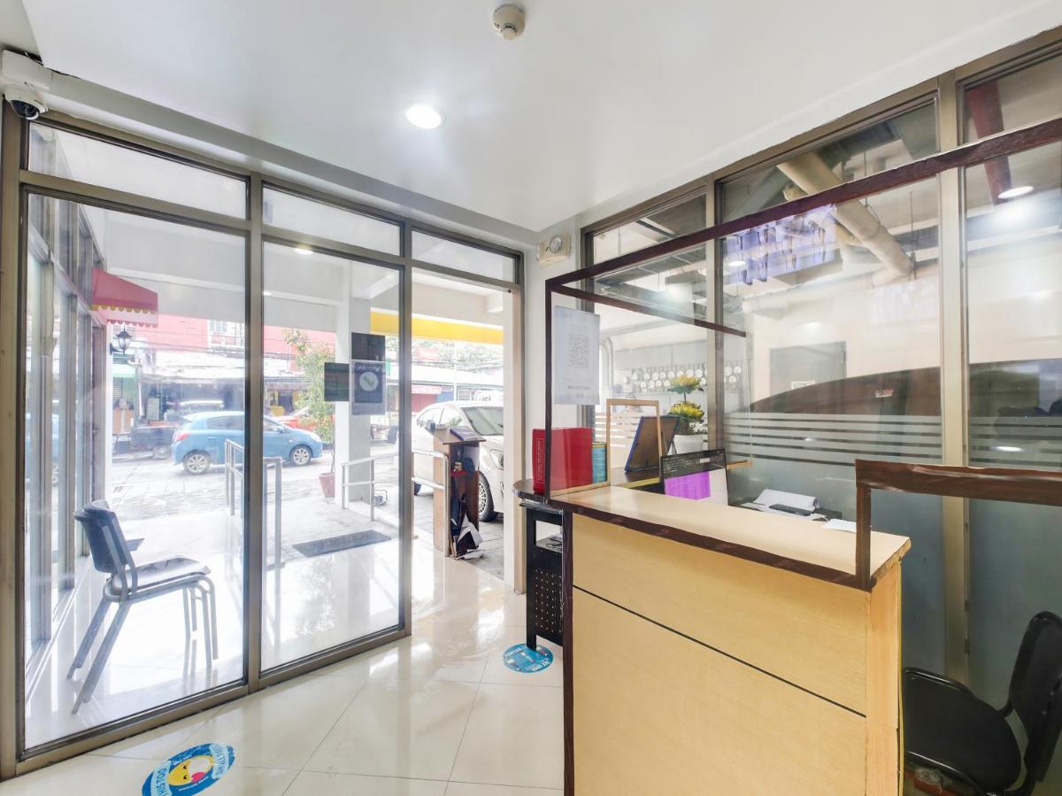 OYO 893 Dian Suites Makati