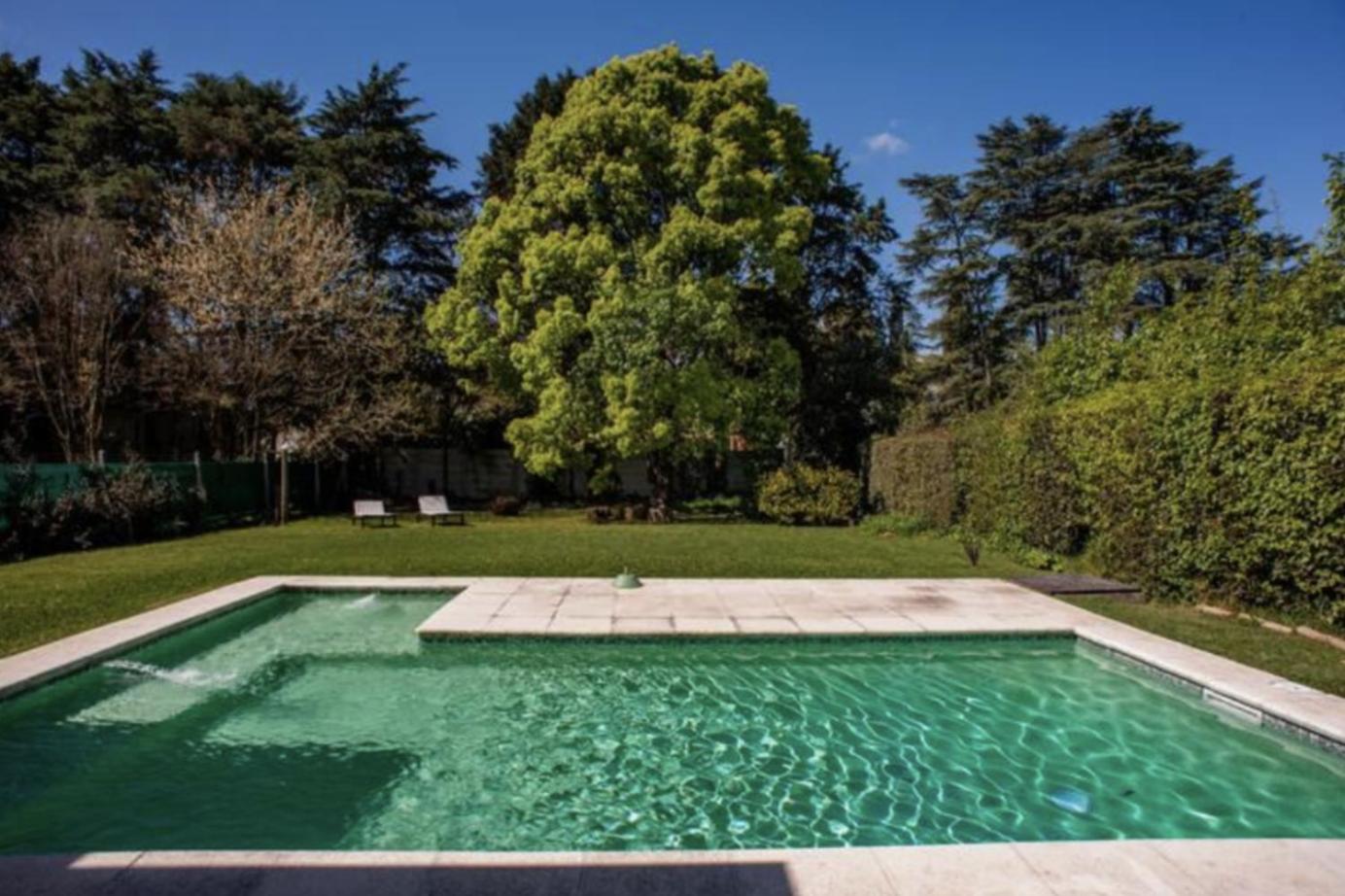 Casa tranquila cerca del Hospital Austral IAE piscina climatizada