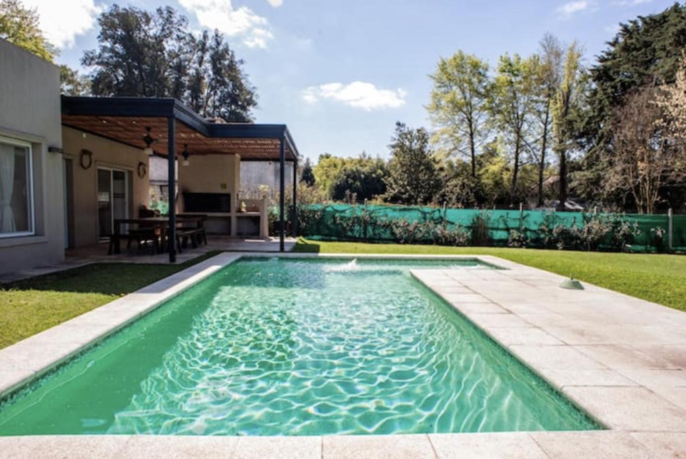 Casa tranquila cerca del Hospital Austral IAE piscina climatizada