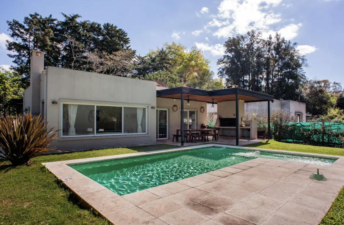 Casa tranquila cerca del Hospital Austral IAE piscina climatizada