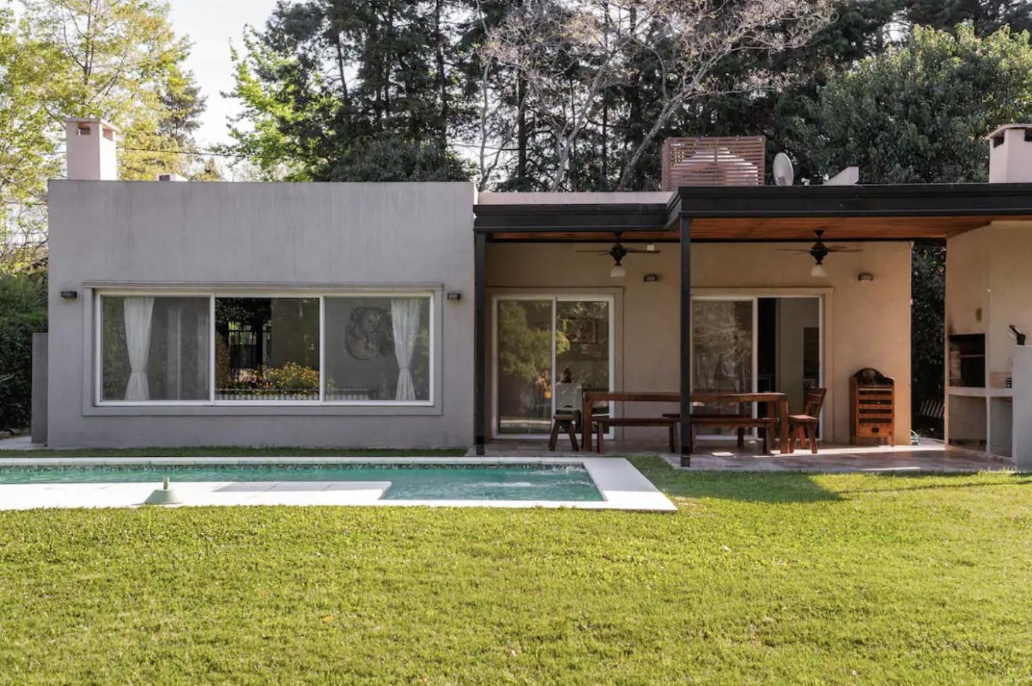 Casa tranquila cerca del Hospital Austral IAE piscina climatizada