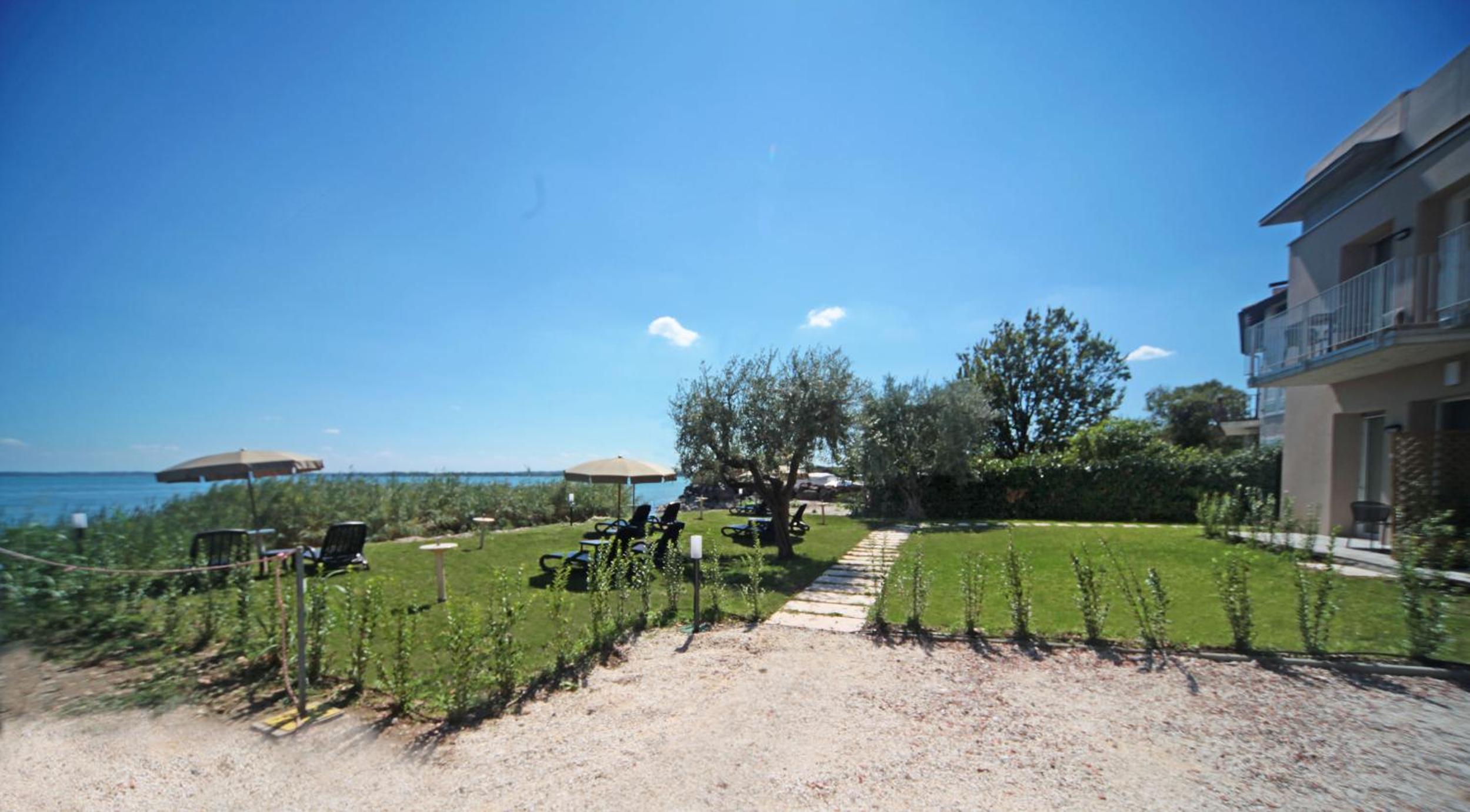 Smeraldo dip Villa Canneto view 2