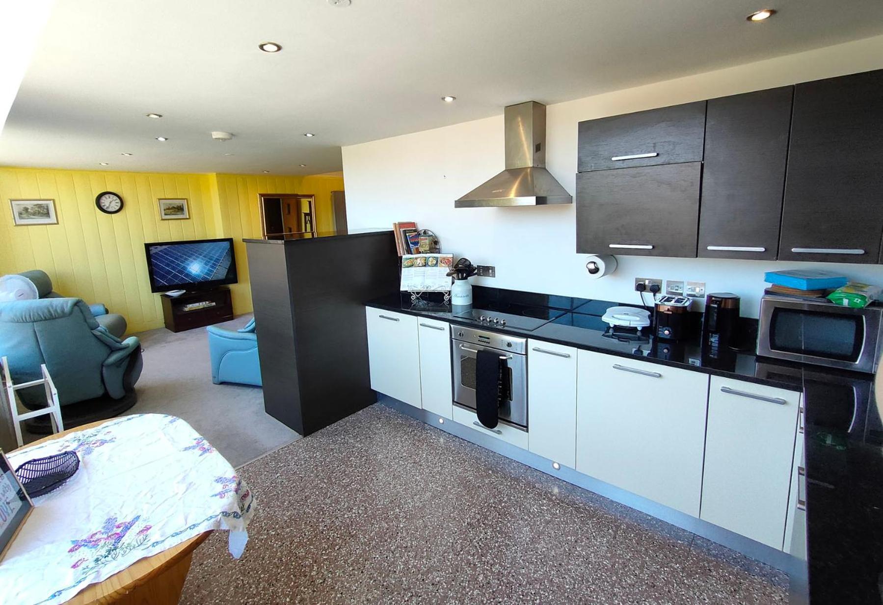 Stunning 2-bed Listed Apartment in Taunton's historic centre view 4