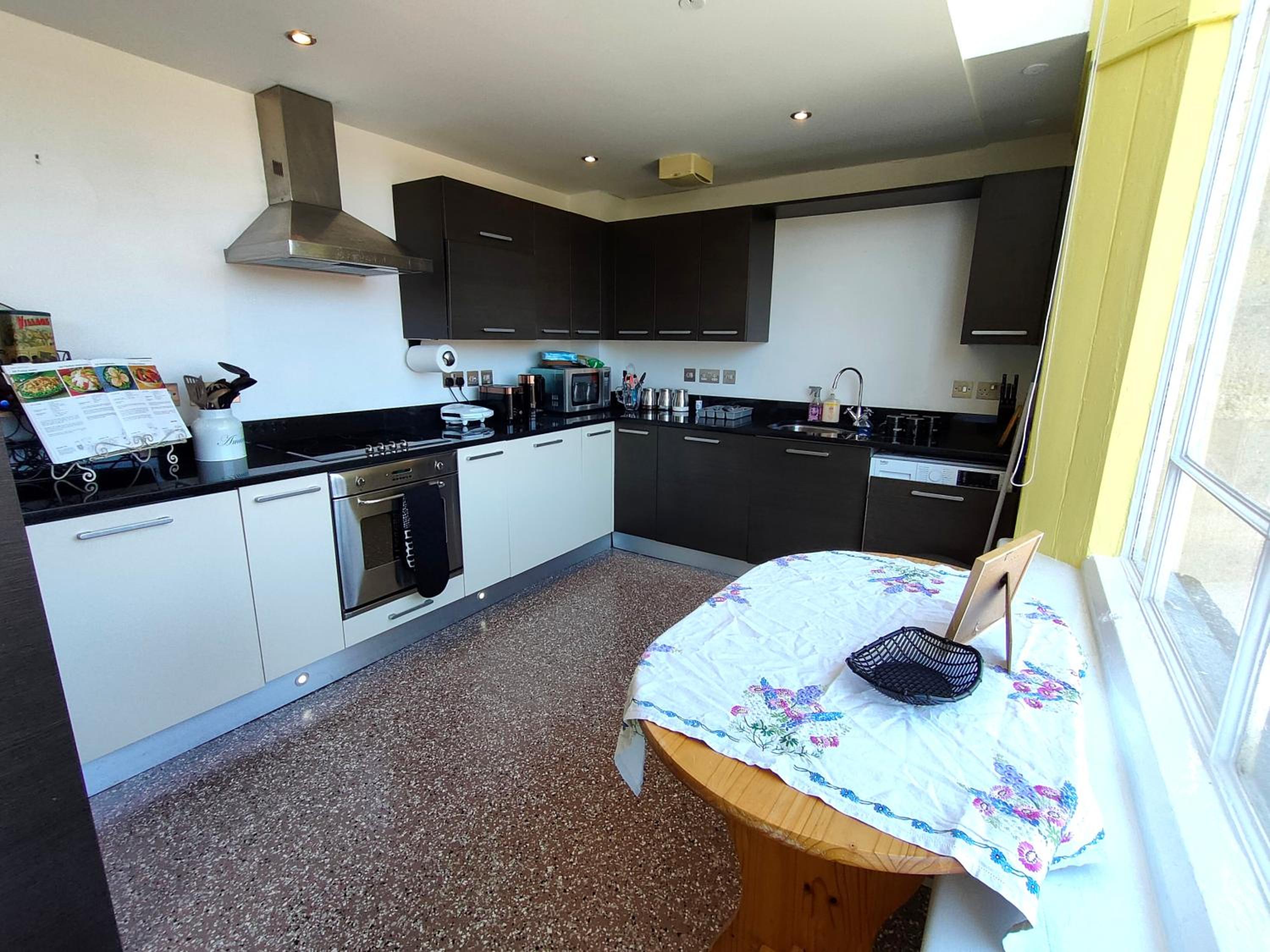 Stunning 2-bed Listed Apartment in Taunton's historic centre view 3