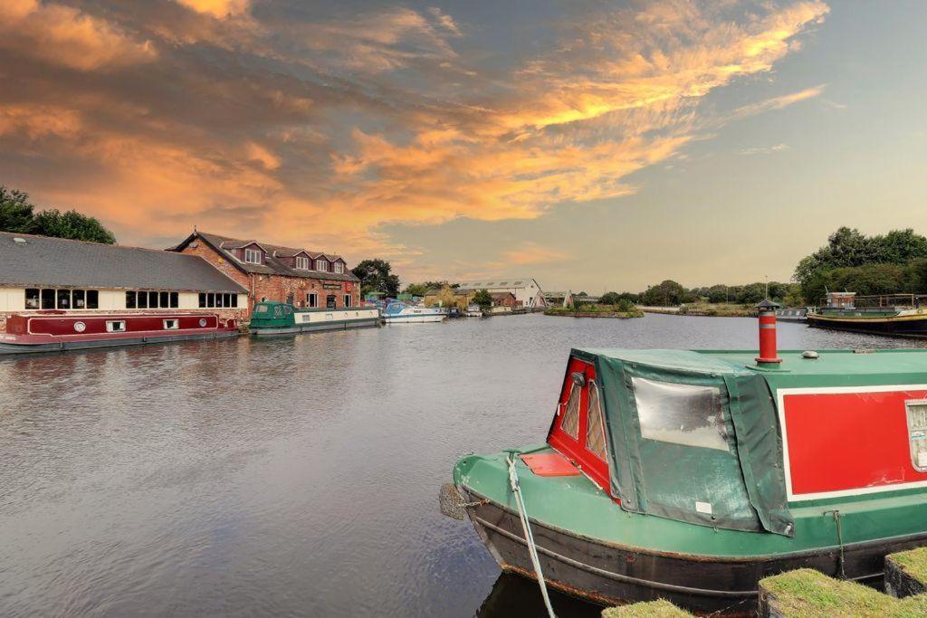 Canal Side Cottage Wakefield, photo 6