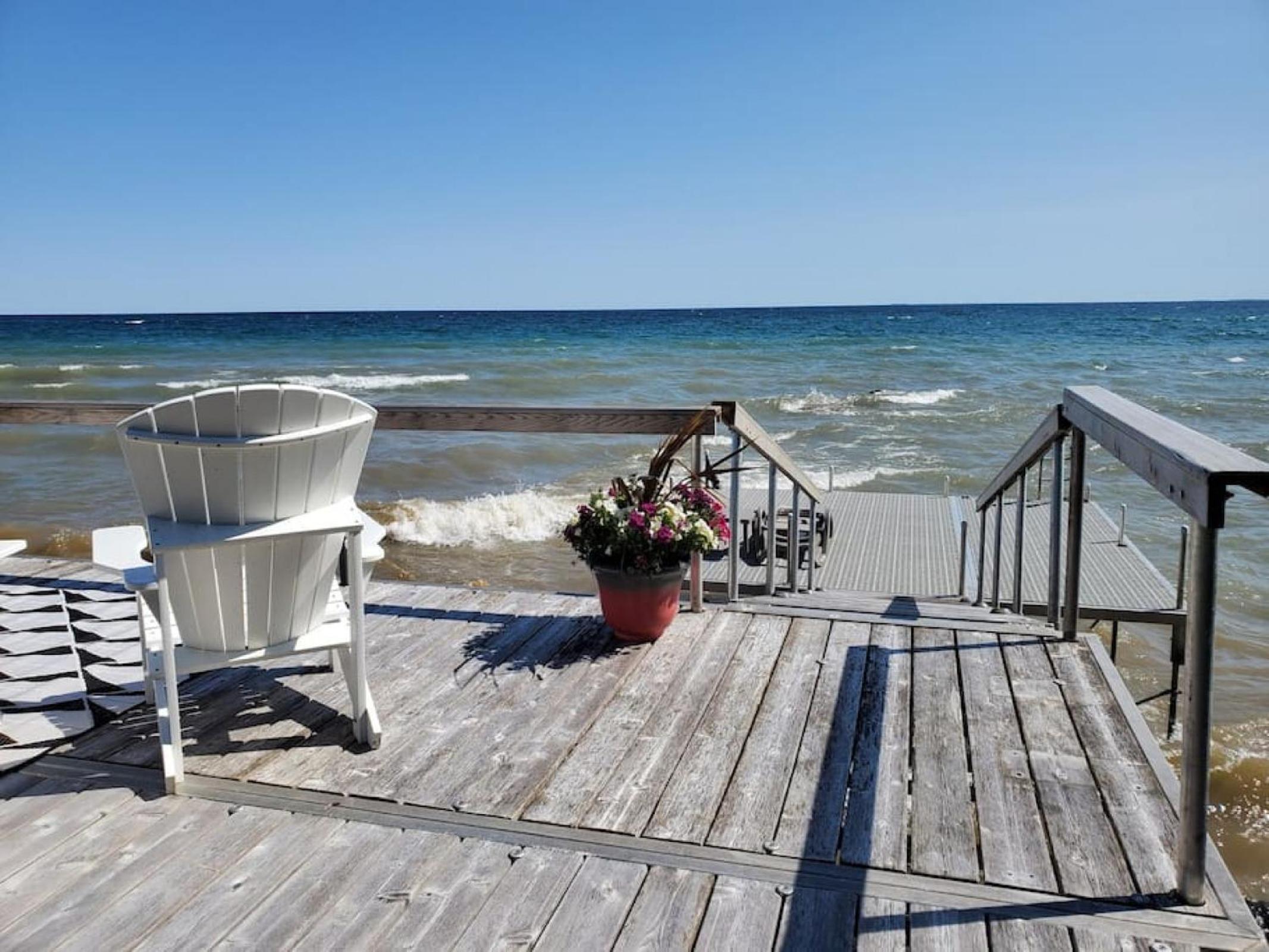 Waterfront Cottage on Georgian Bay w Hot Tub