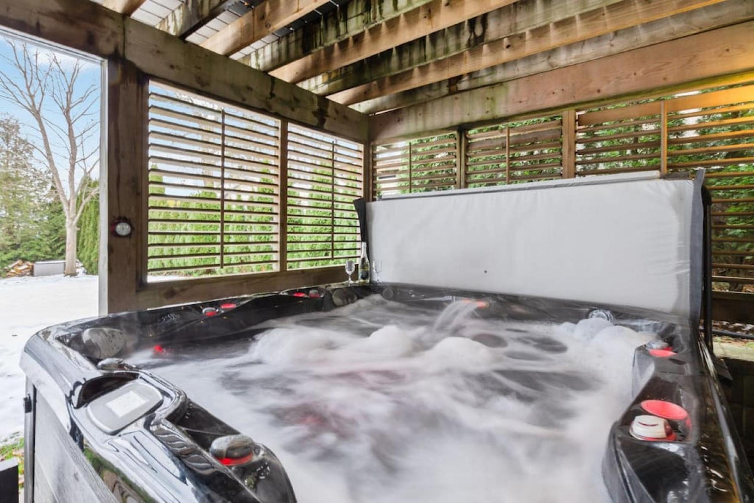 Waterfront Cottage on Georgian Bay w Hot Tub