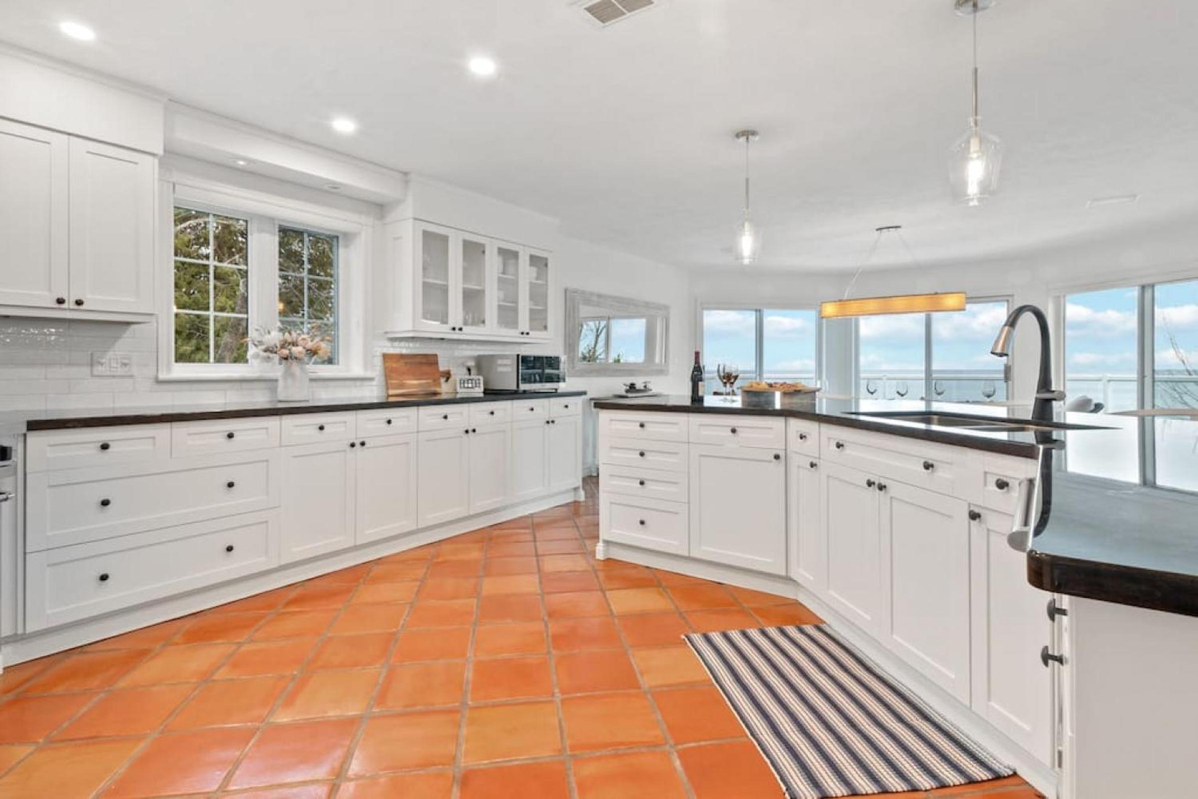 Waterfront Cottage on Georgian Bay w Hot Tub