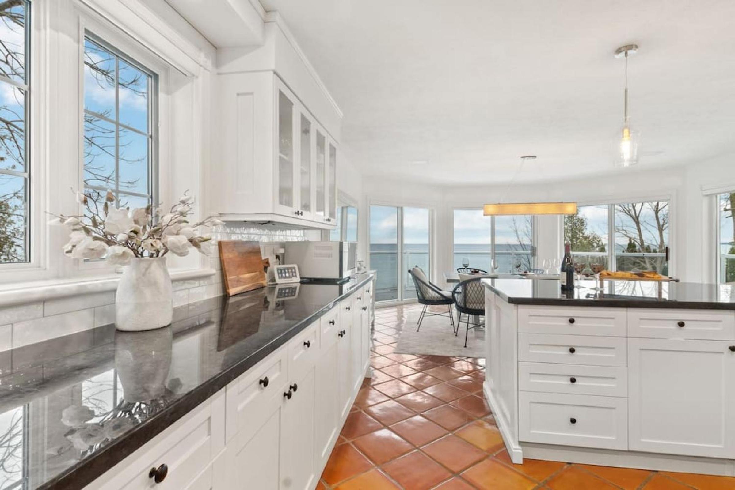 Waterfront Cottage on Georgian Bay w Hot Tub