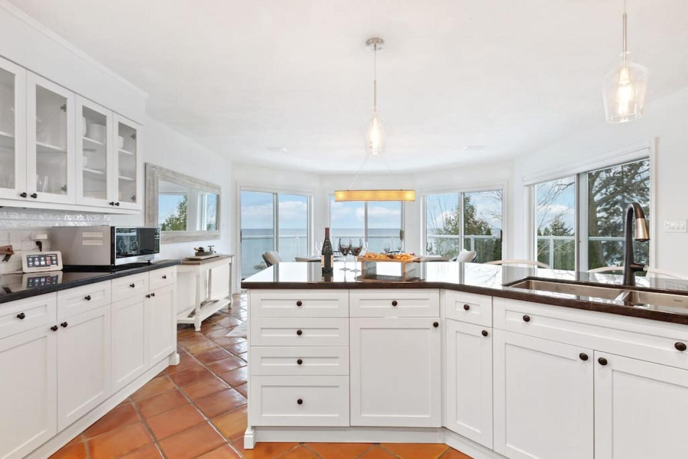 Waterfront Cottage on Georgian Bay w Hot Tub
