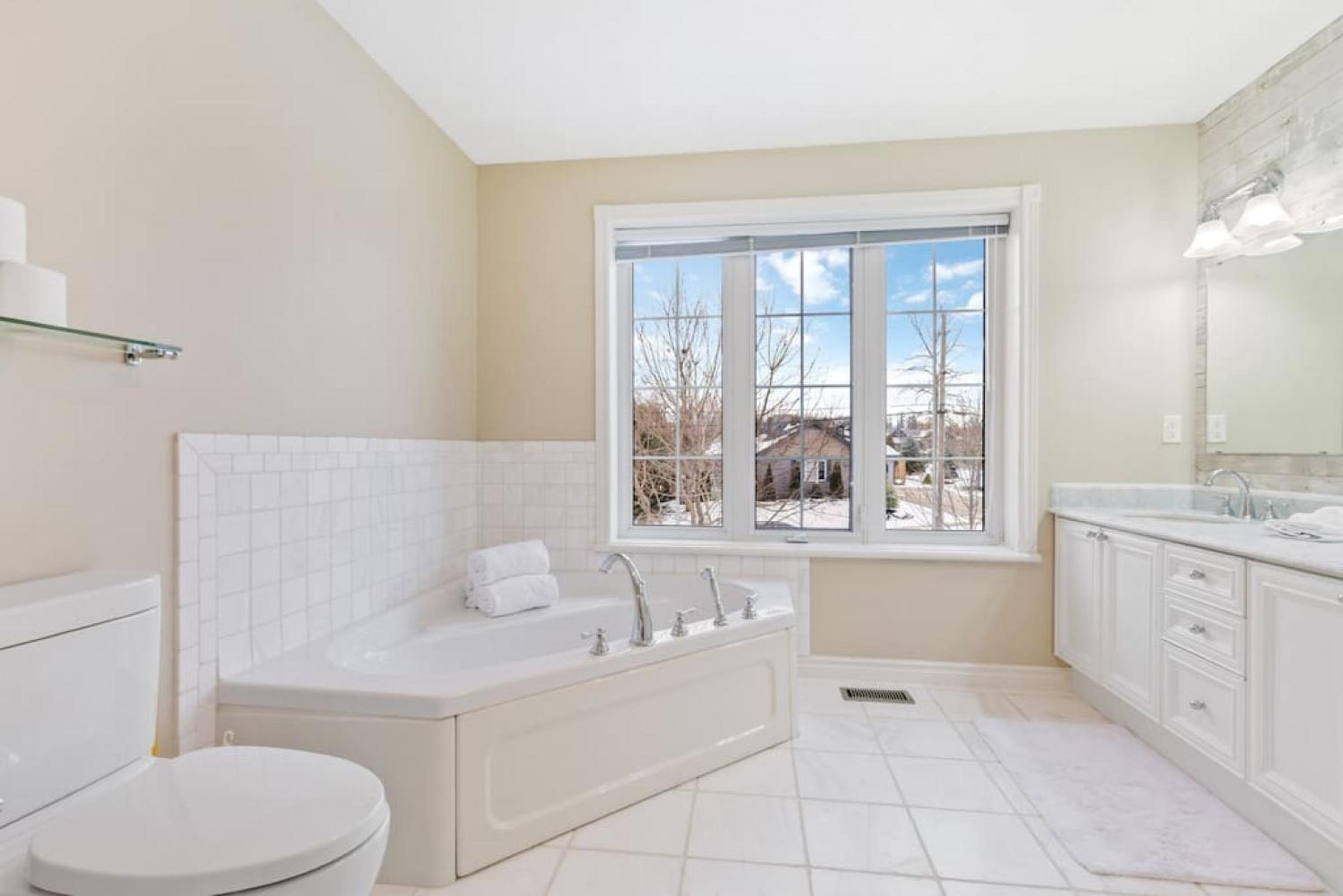 Waterfront Cottage on Georgian Bay w Hot Tub