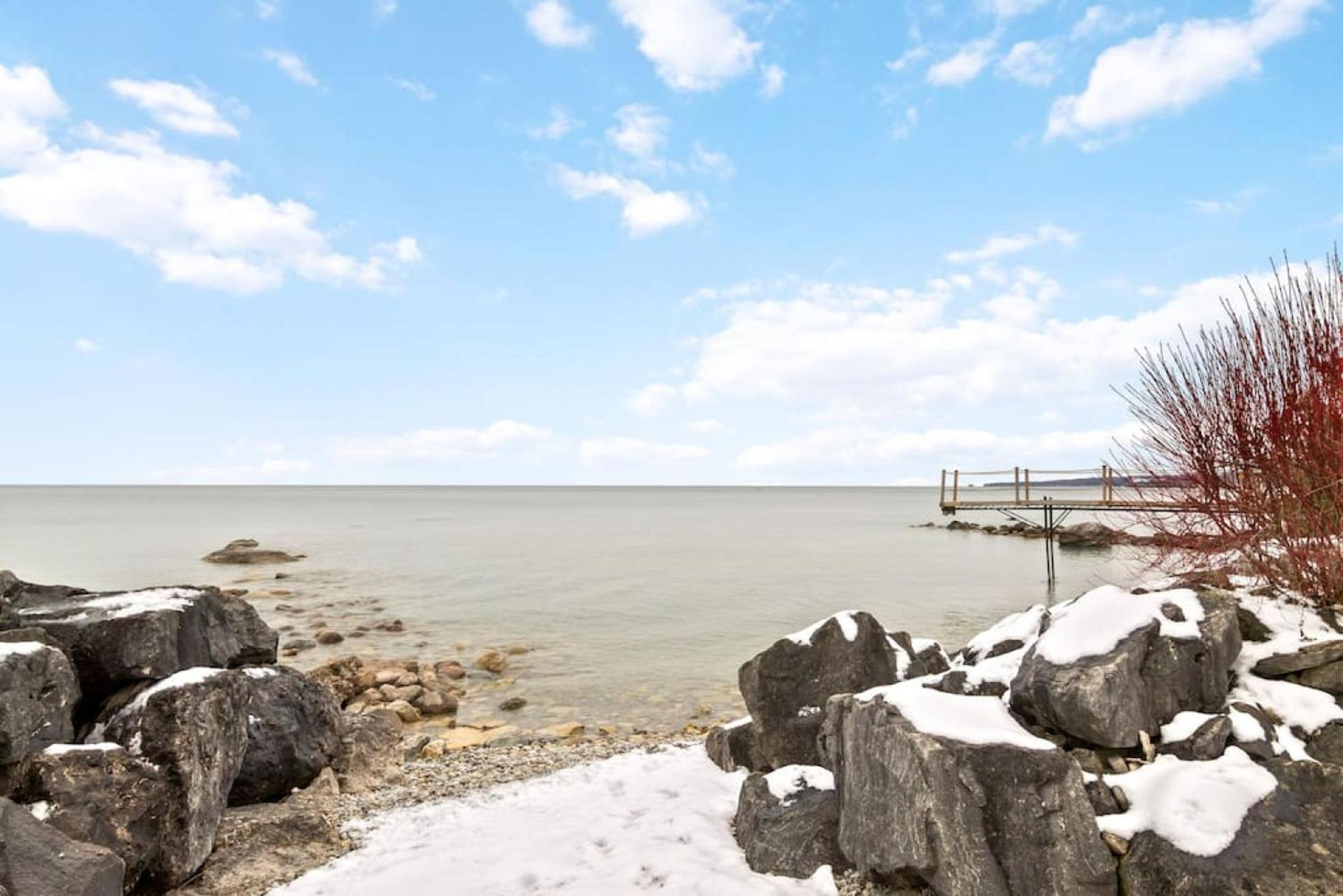 Waterfront Cottage on Georgian Bay w Hot Tub