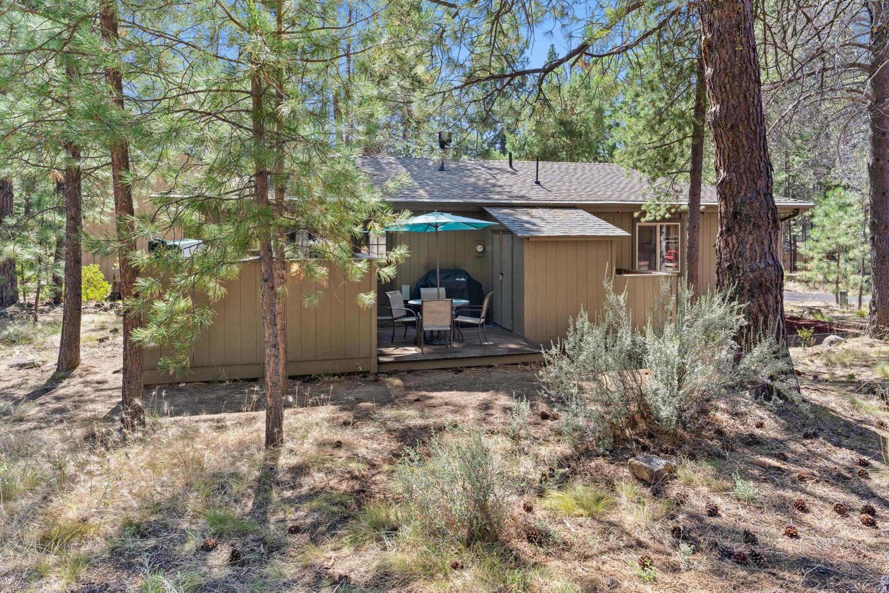 7 Grizzly Home New Private Hot Tub on the Deck and Bike for Adventure view 3