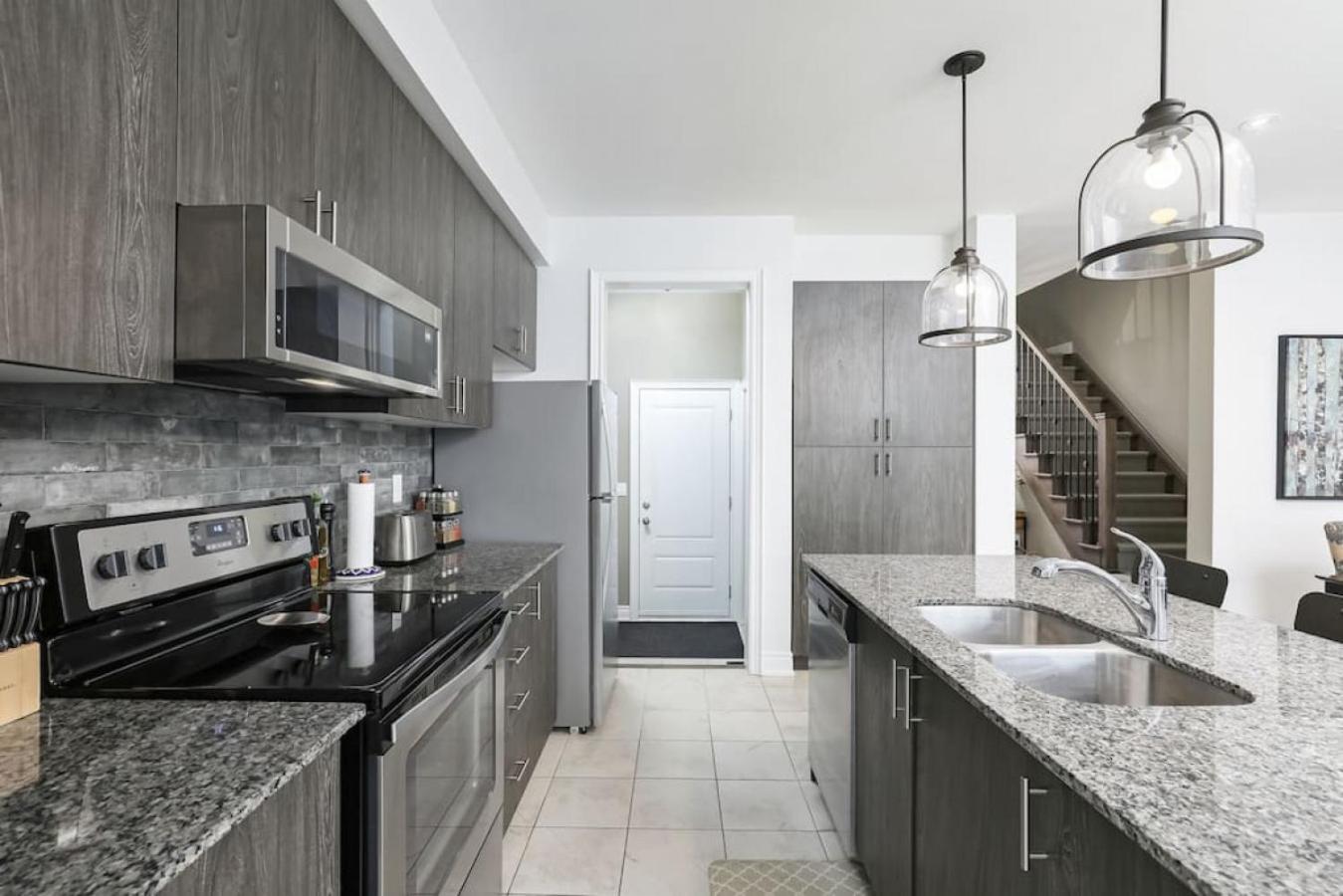 Exceptional 3 BDRM Townhome - 4 Seasons Rental