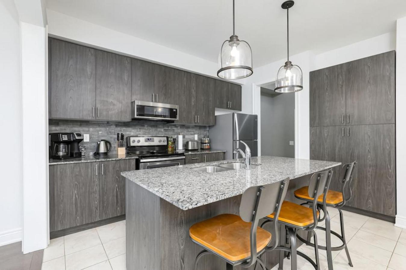 Exceptional 3 BDRM Townhome - 4 Seasons Rental