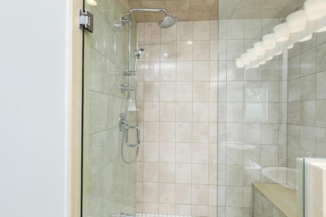 Exceptional 3 BDRM Townhome - 4 Seasons Rental