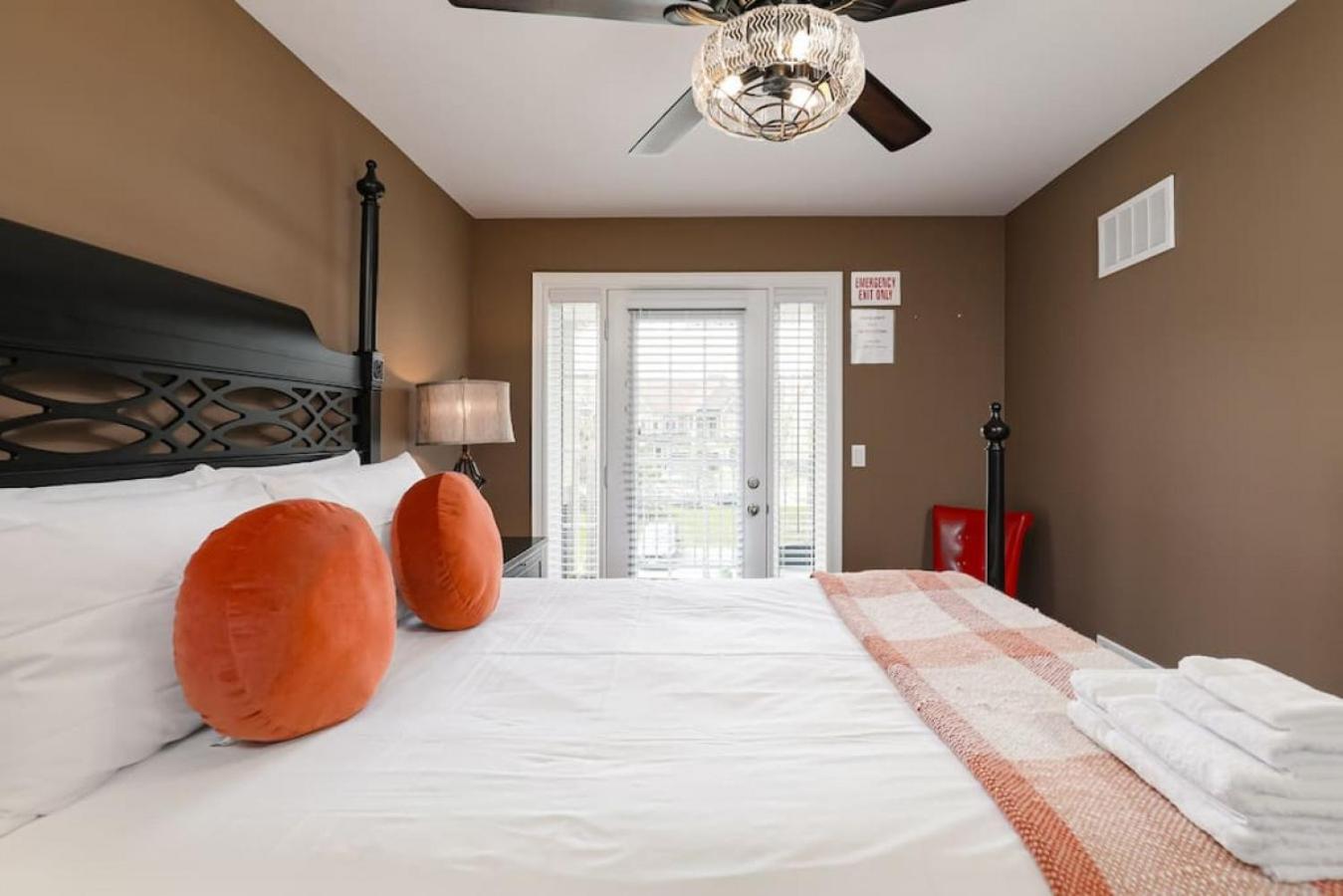 Exceptional 3 BDRM Townhome - 4 Seasons Rental