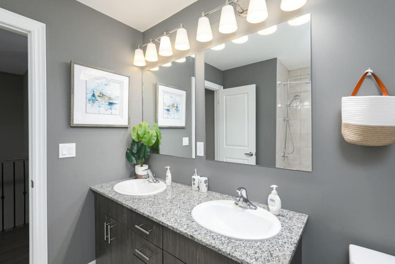 Exceptional 3 BDRM Townhome - 4 Seasons Rental