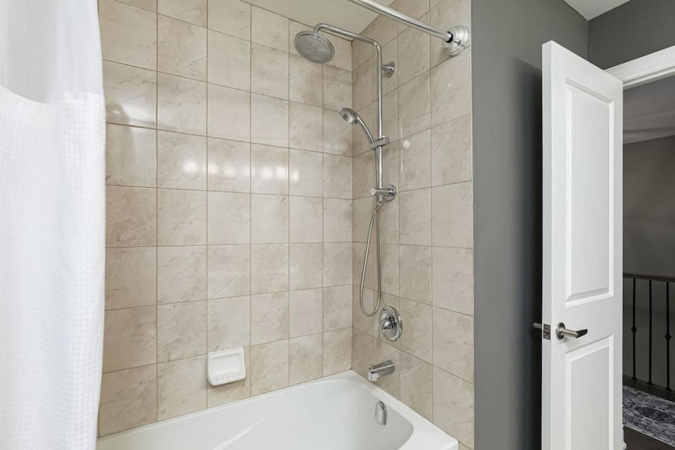 Exceptional 3 BDRM Townhome - 4 Seasons Rental