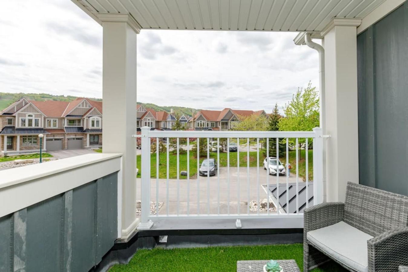 Exceptional 3 BDRM Townhome - 4 Seasons Rental