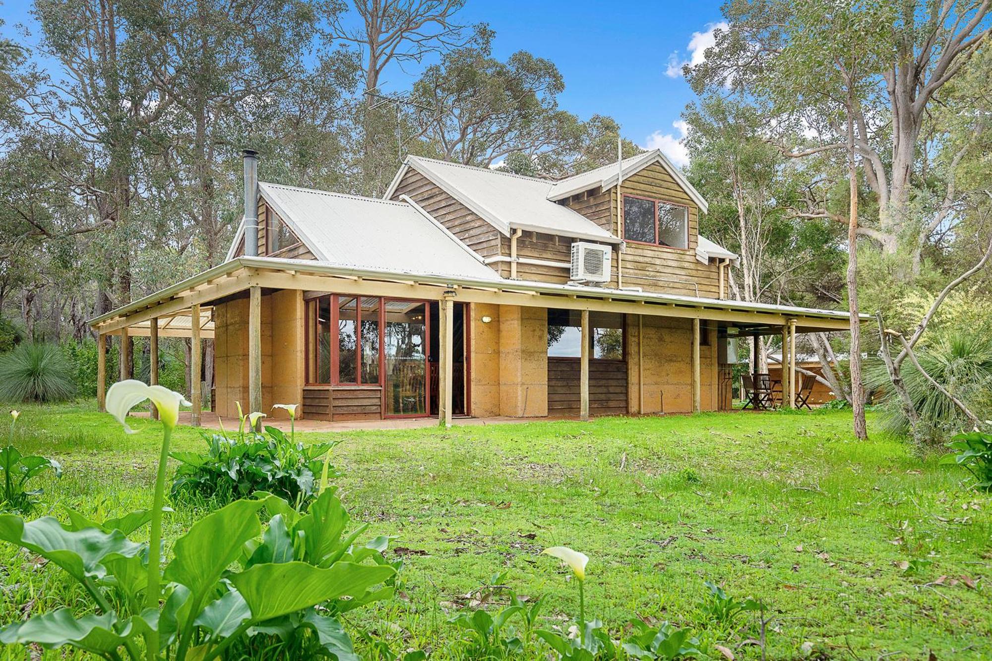 Kookaburra Cottage at Woodstone Estate
