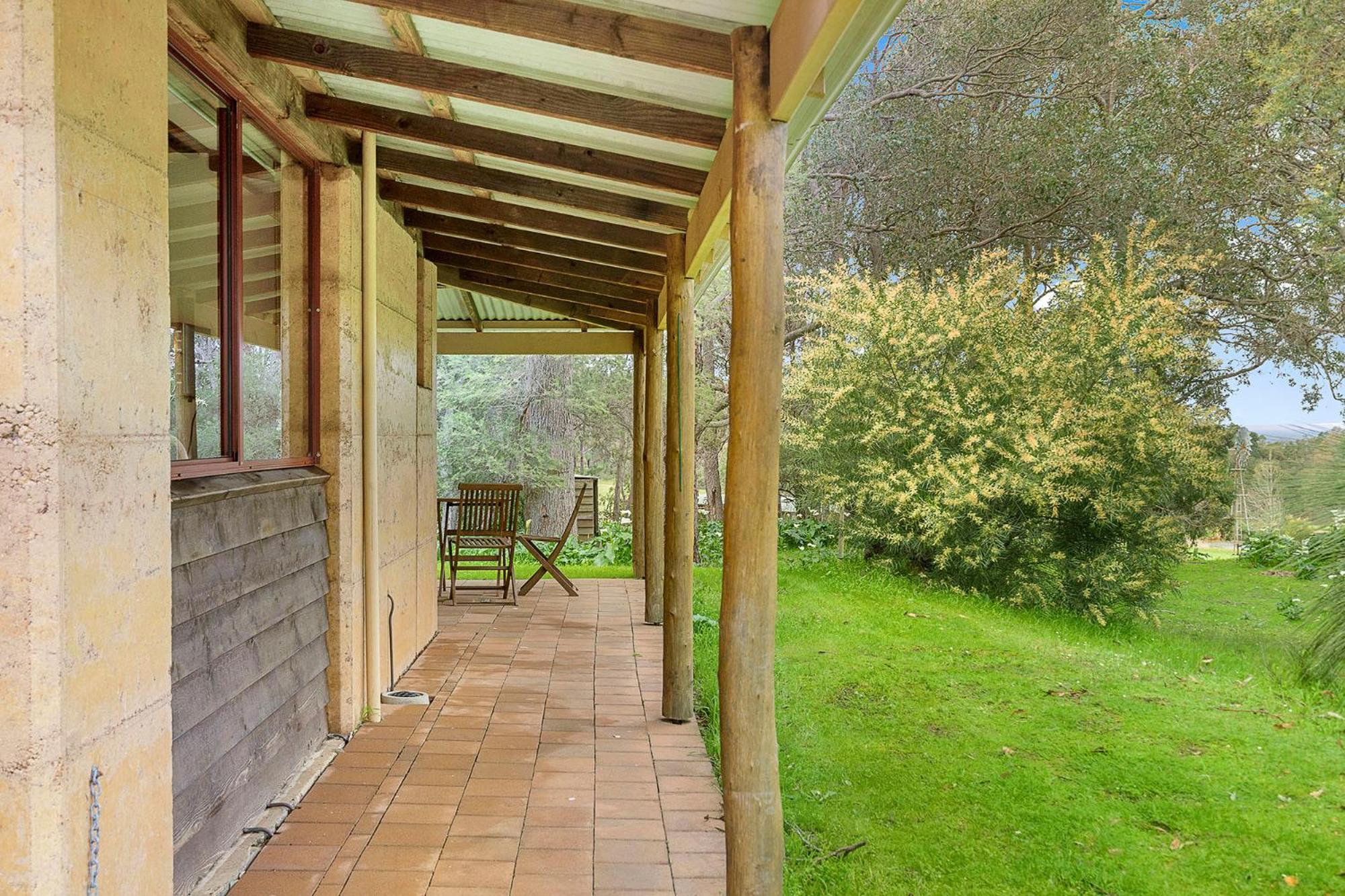Kookaburra Cottage at Woodstone Estate