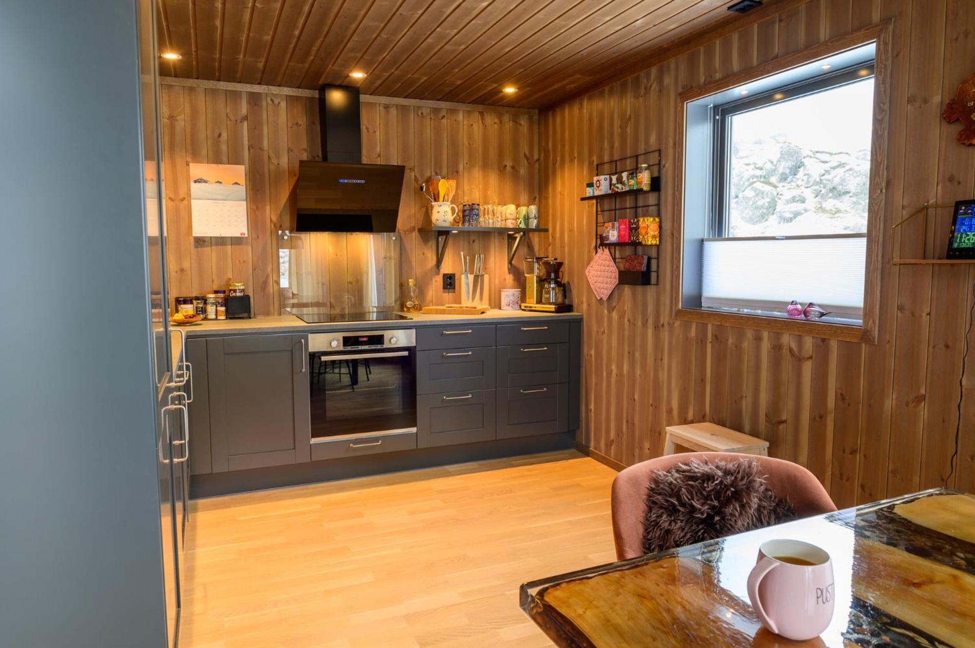 Oceanfront Cabin in Lofoten with Panoramic View view 5