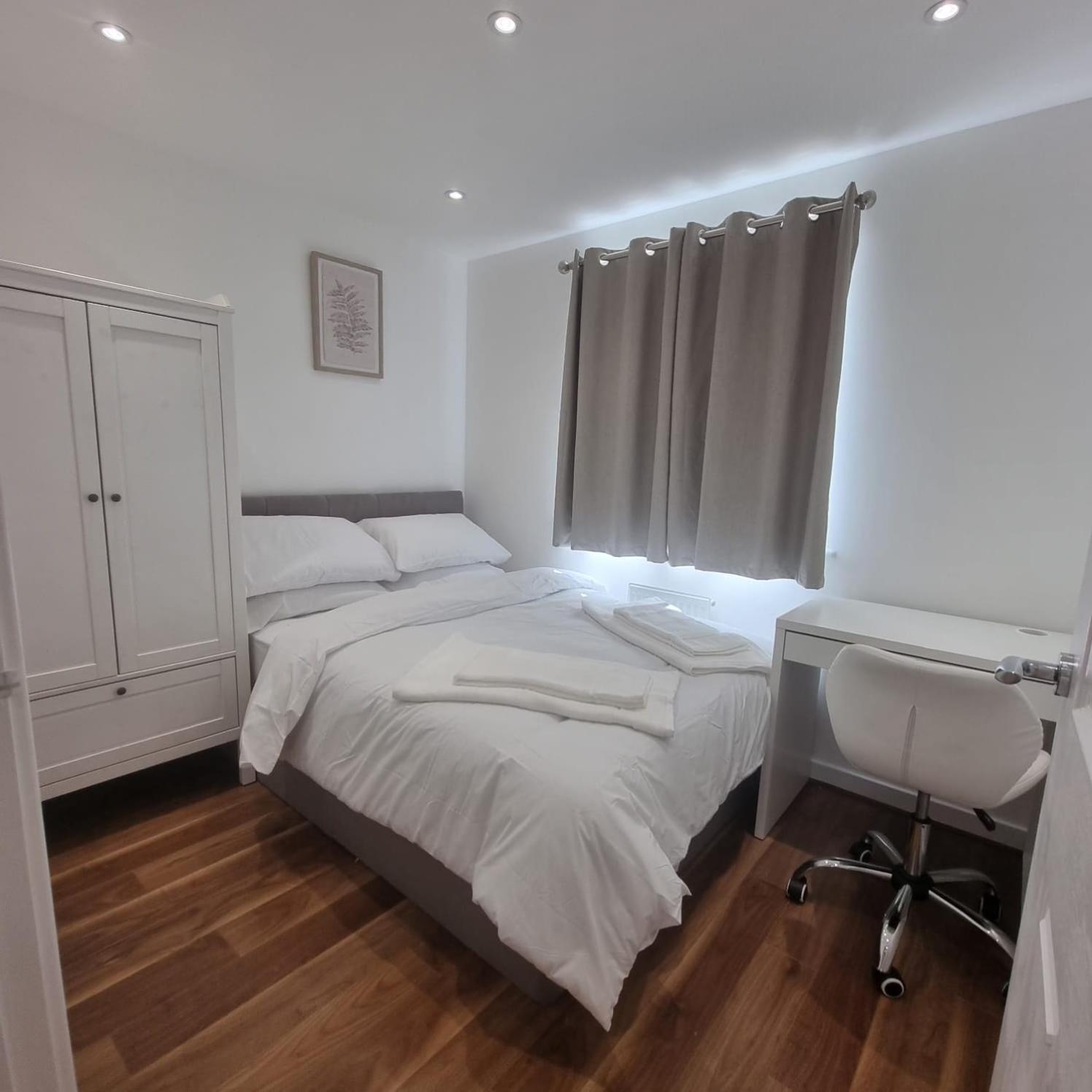 Modern 3bedroom house with Netflix & 2Driveway parking