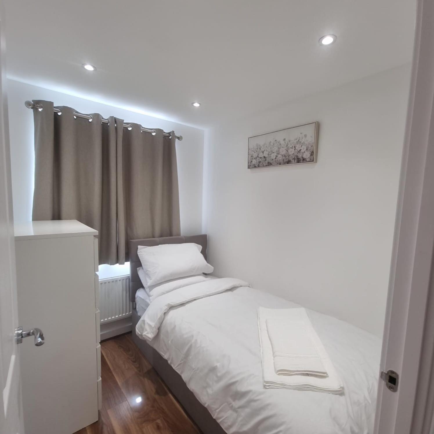 Modern 3bedroom house with Netflix & 2Driveway parking