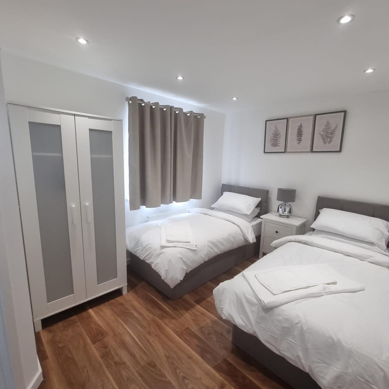 Modern 3bedroom house with Netflix & 2Driveway parking