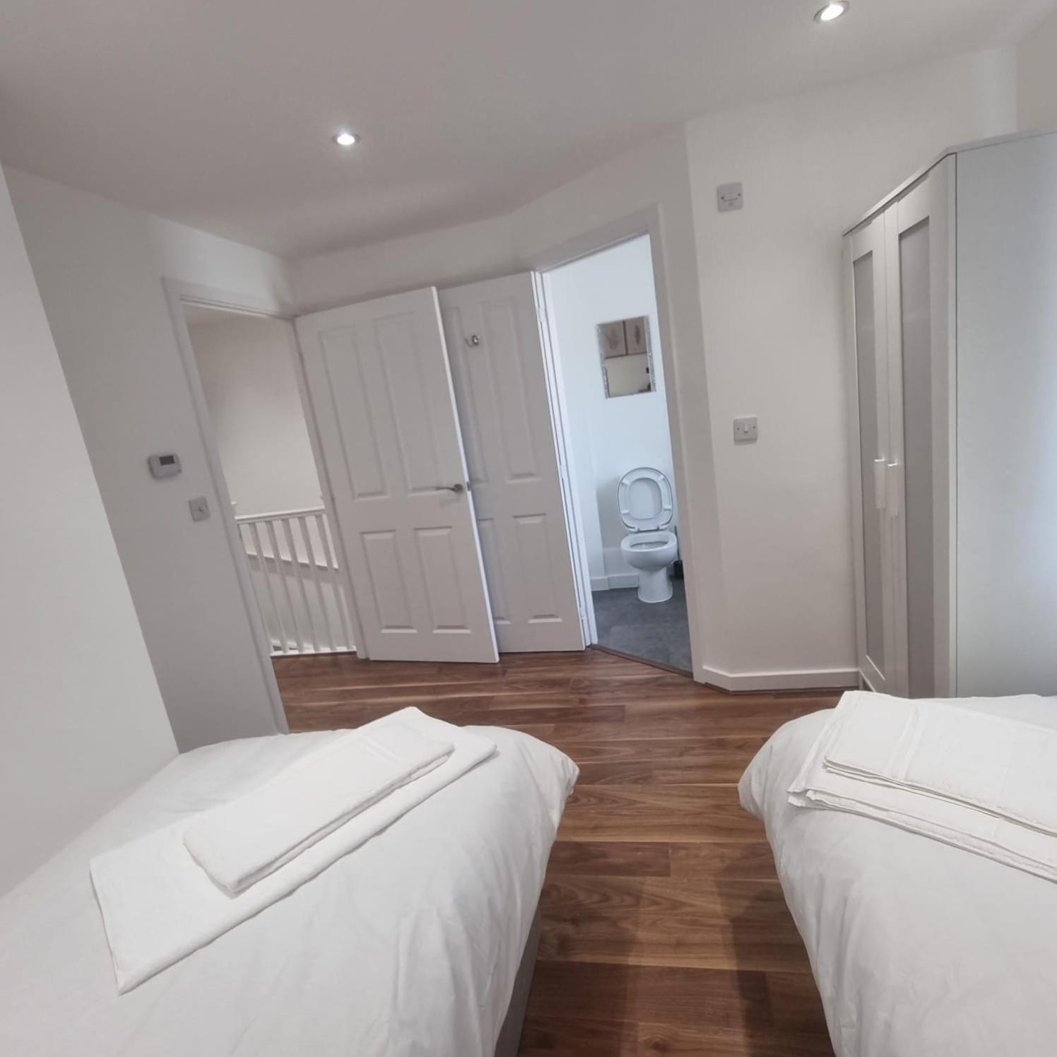 Modern 3bedroom house with Netflix & 2Driveway parking