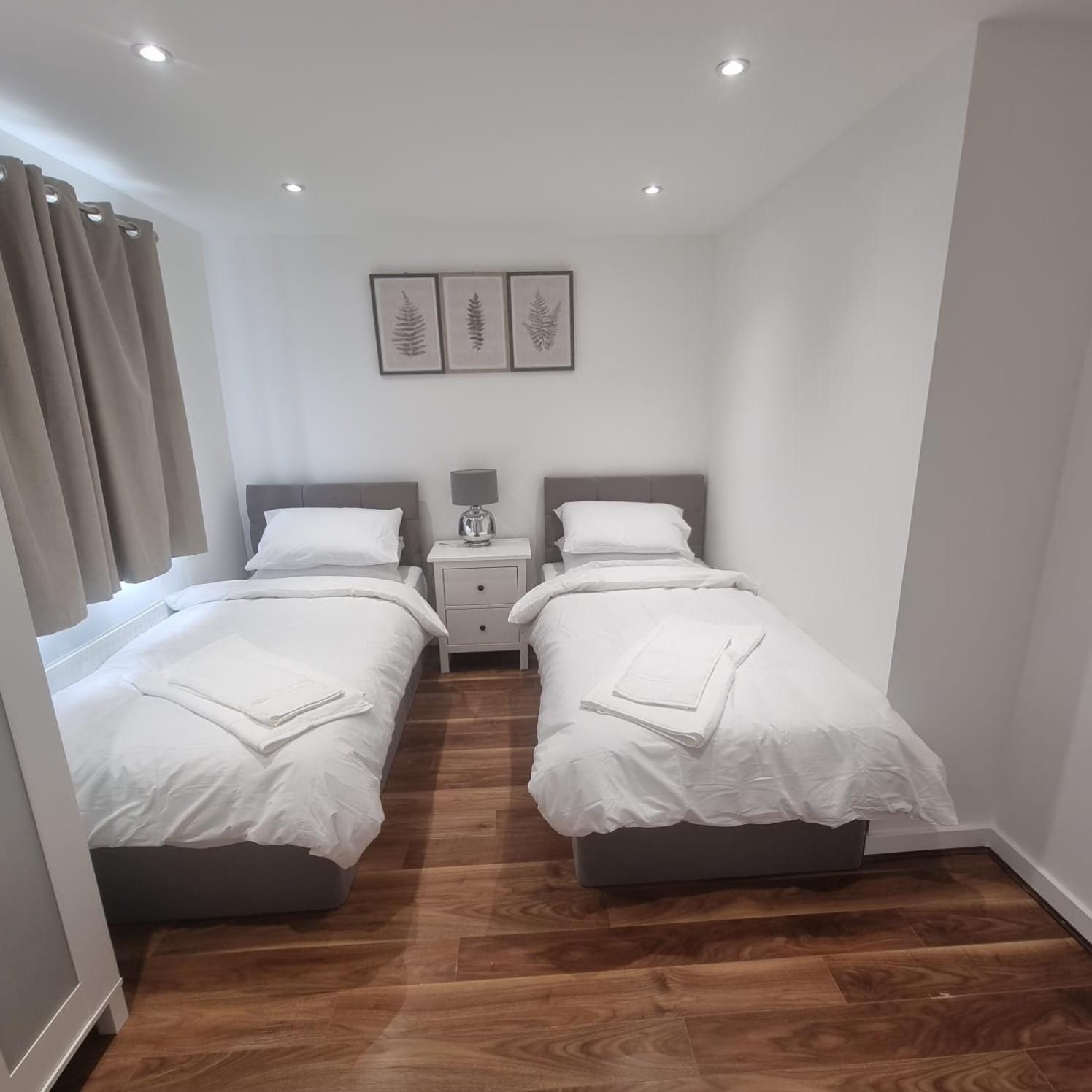 Modern 3bedroom house with Netflix & 2Driveway parking
