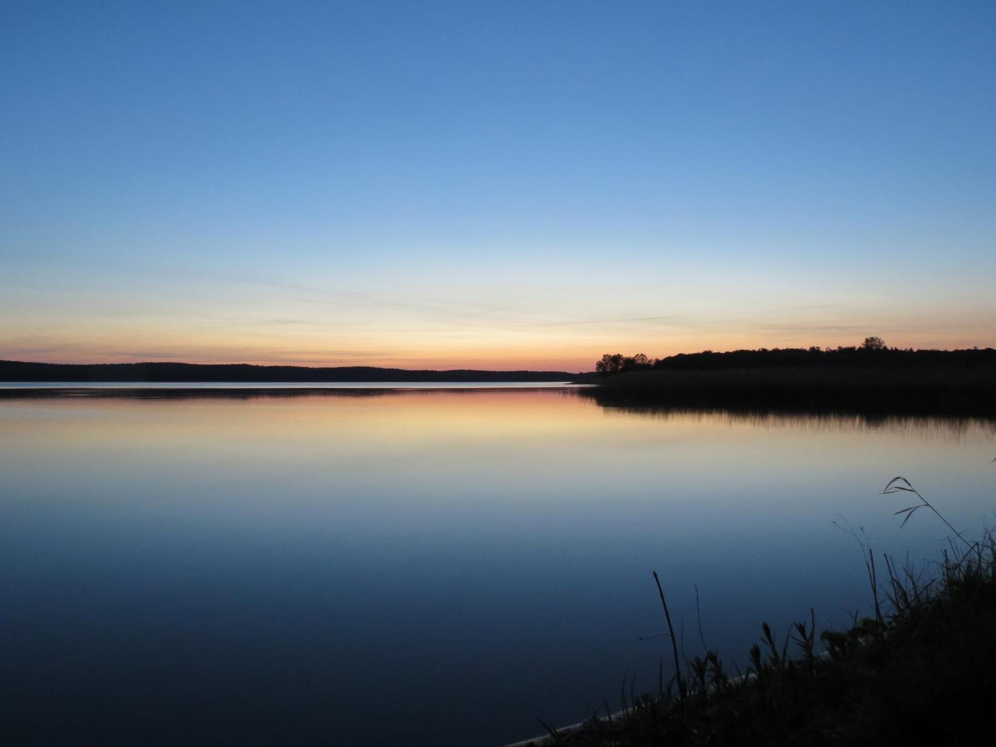"Blaues Haus am See mit Boot" view 5