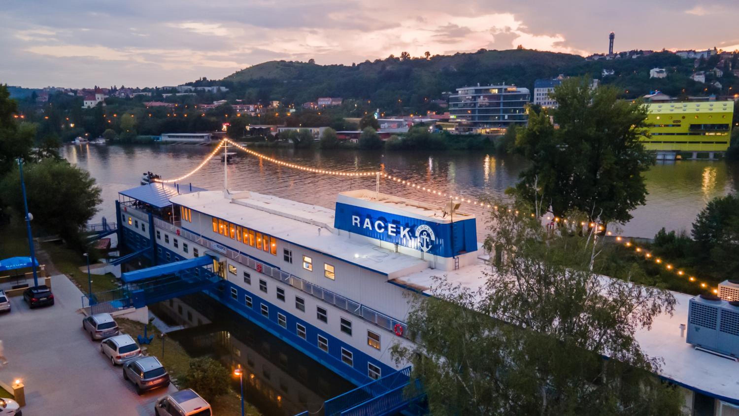 Botel Racek