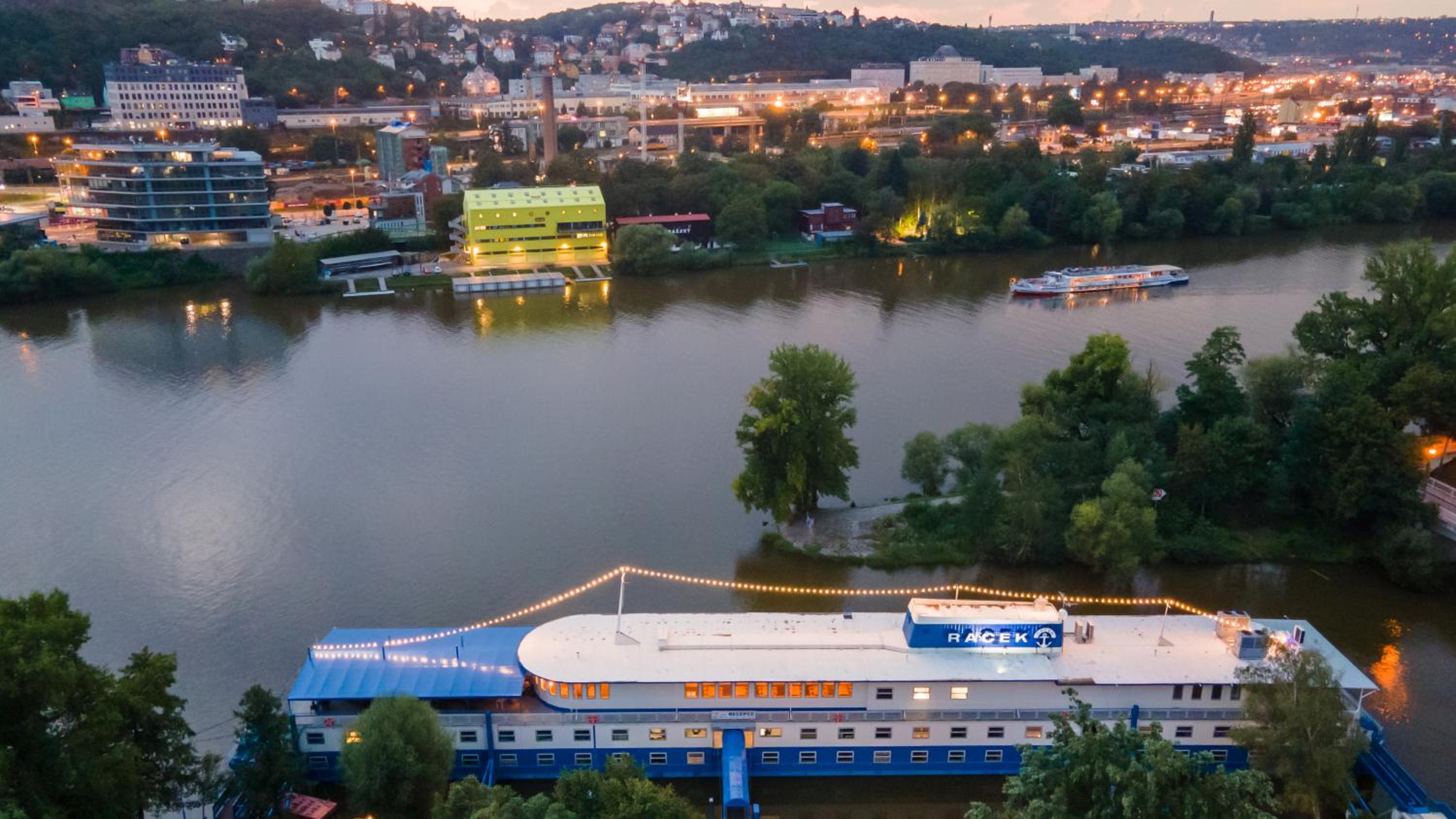 Botel Racek