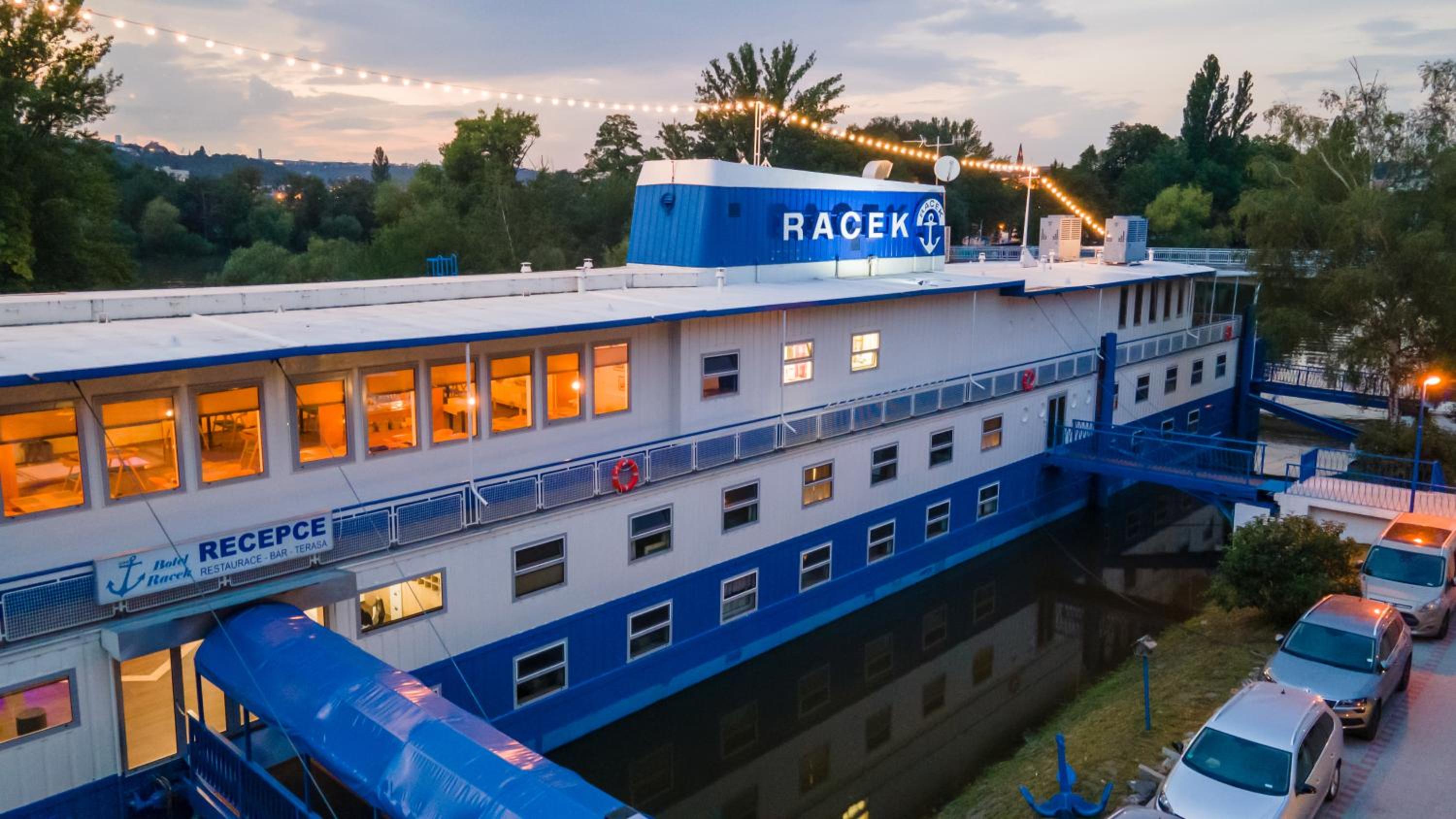 Botel Racek