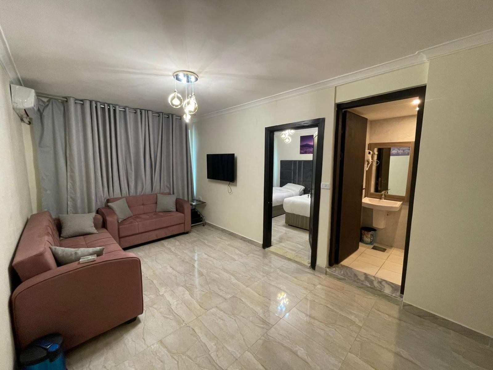 Golden Hotel - Image 5