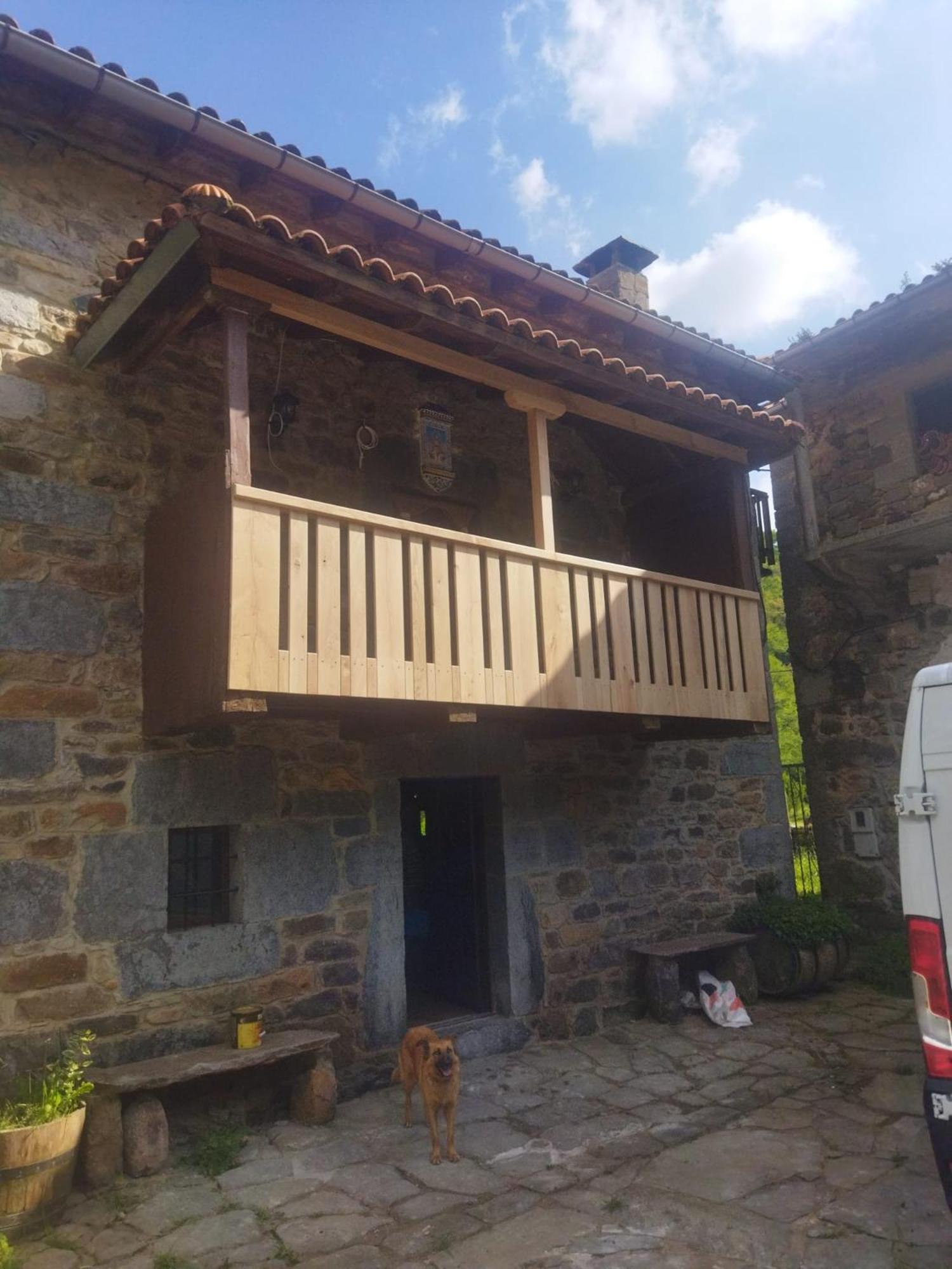 Amplia y cómoda casa de piedra con porche y jardín view 5