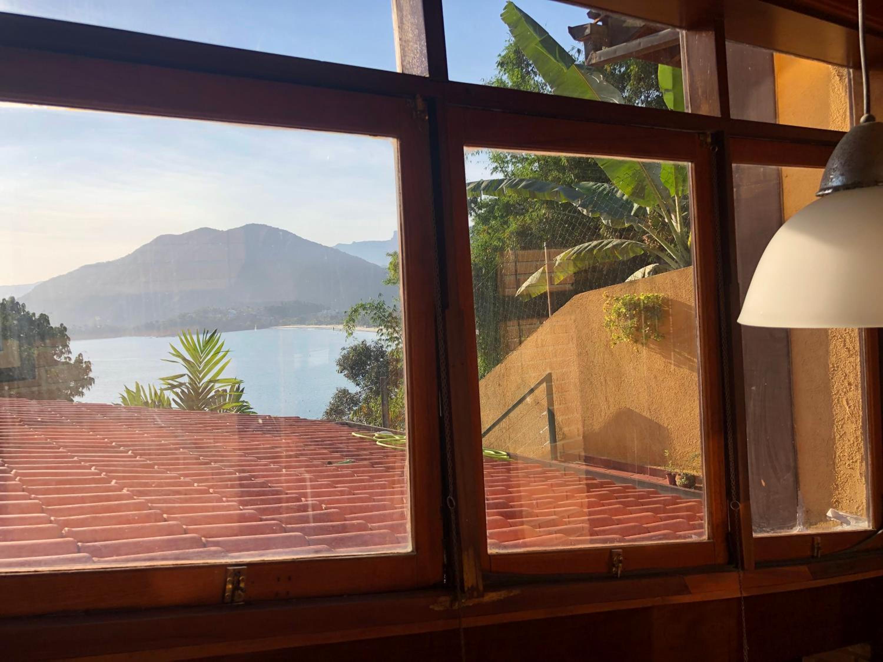 Mansão na costa com vista para o mar