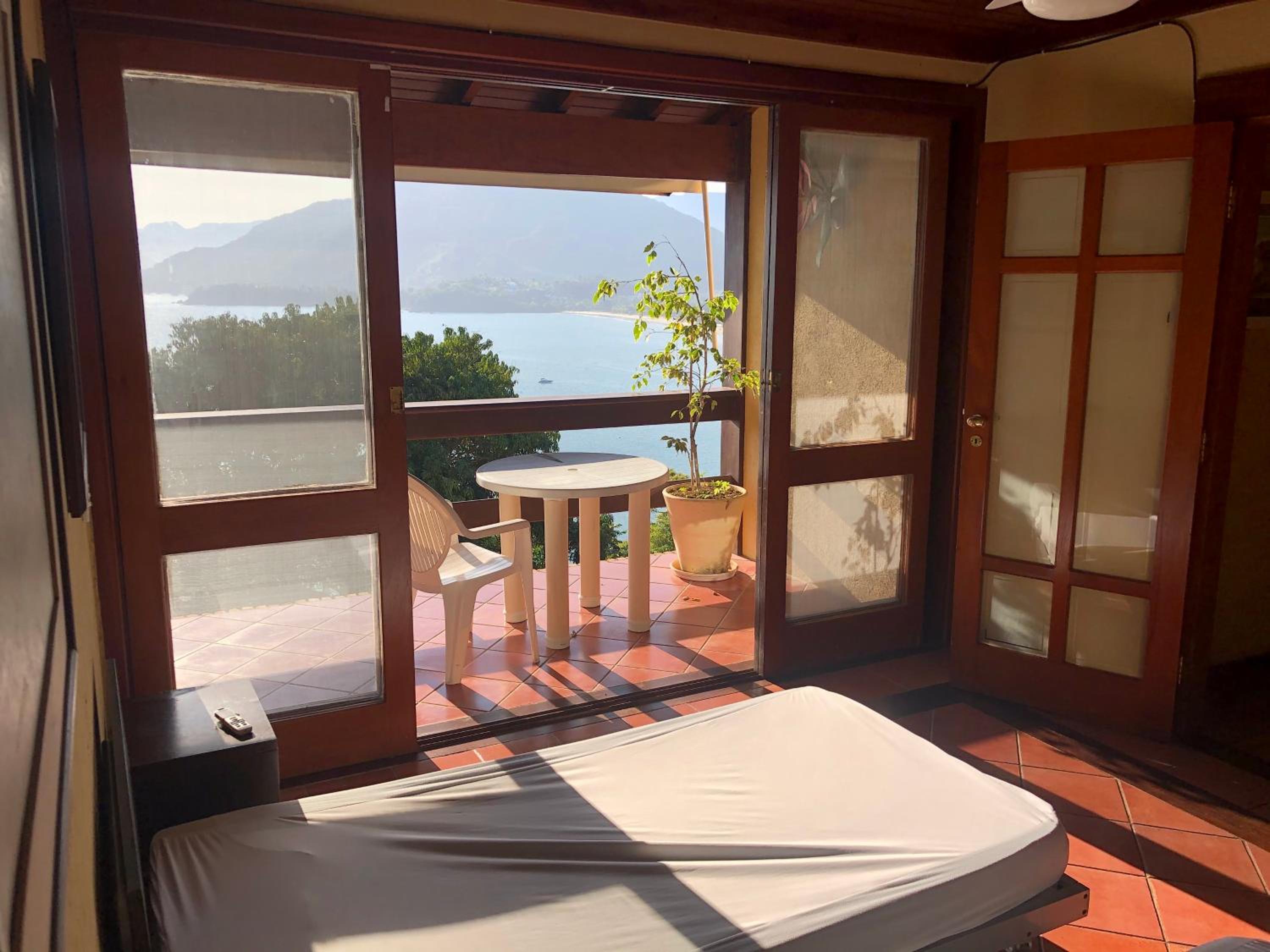 Mansão na costa com vista para o mar